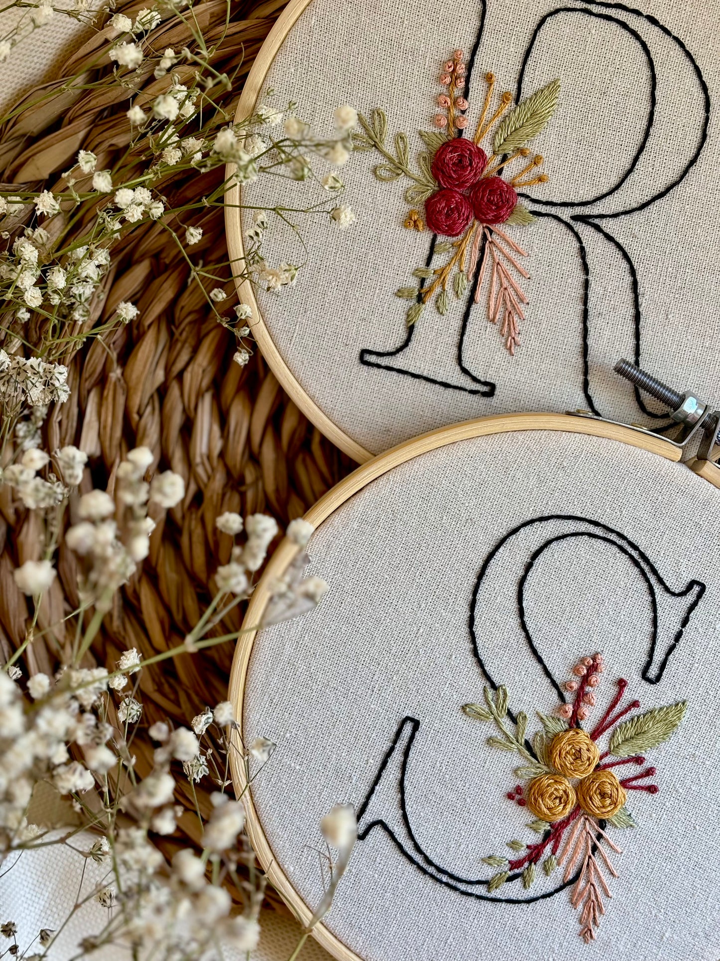 Regalos personalizados bordados a mano. Bastidores con iniciales y diseño floral, perfectos para celebraciones y decoración.