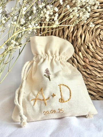 Saquito para arras de boda personalizado con iniciales y detalle floral bordado a mano. Ideal para bodas religiosas. Hecho a mano en España.