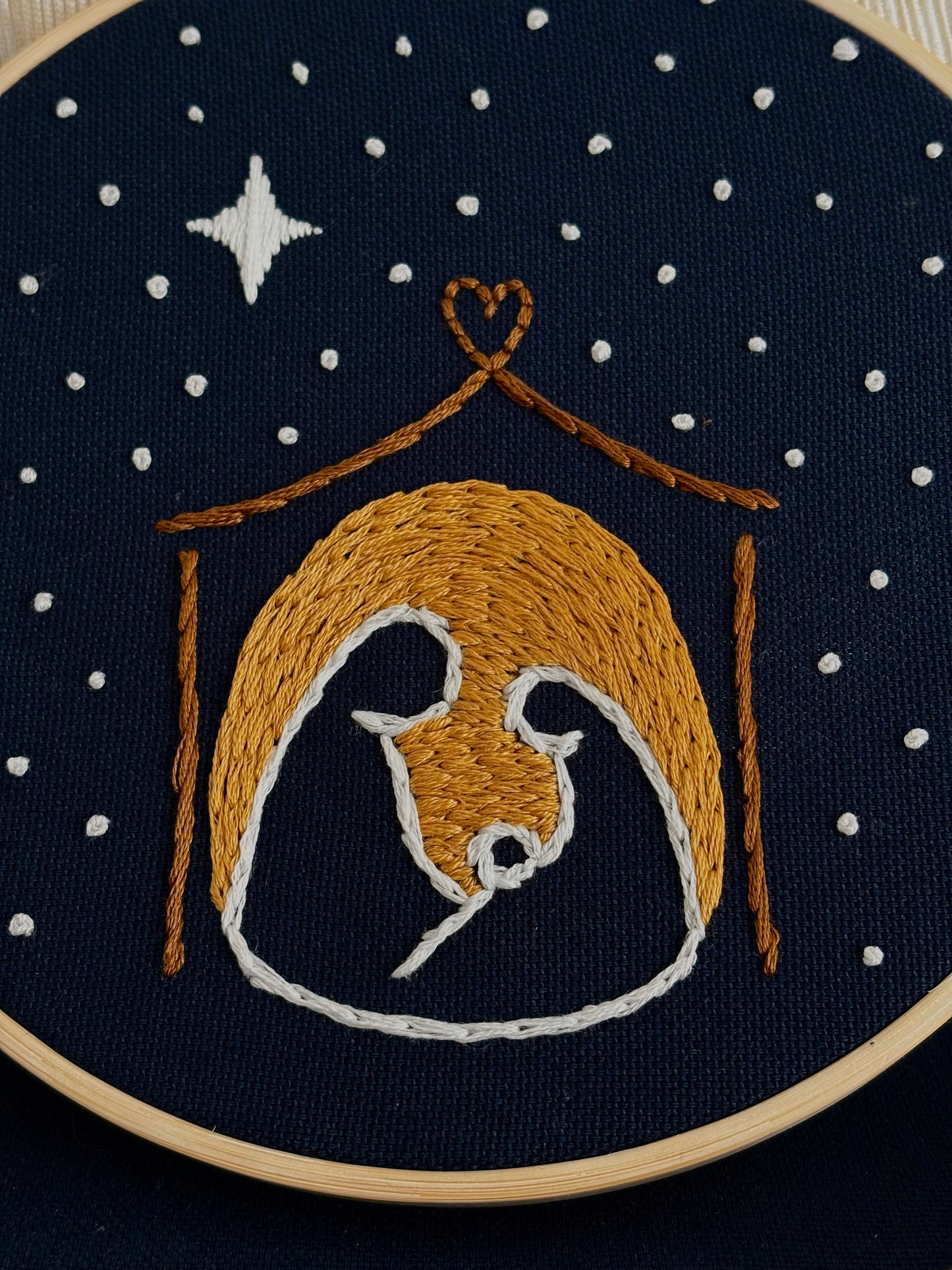 Diseño de bordado a mano del nacimiento de Jesús incluido en set de bordado a mano con todo el material. Hilos DMC, bastidor de bambú, tela de algodón para bordar