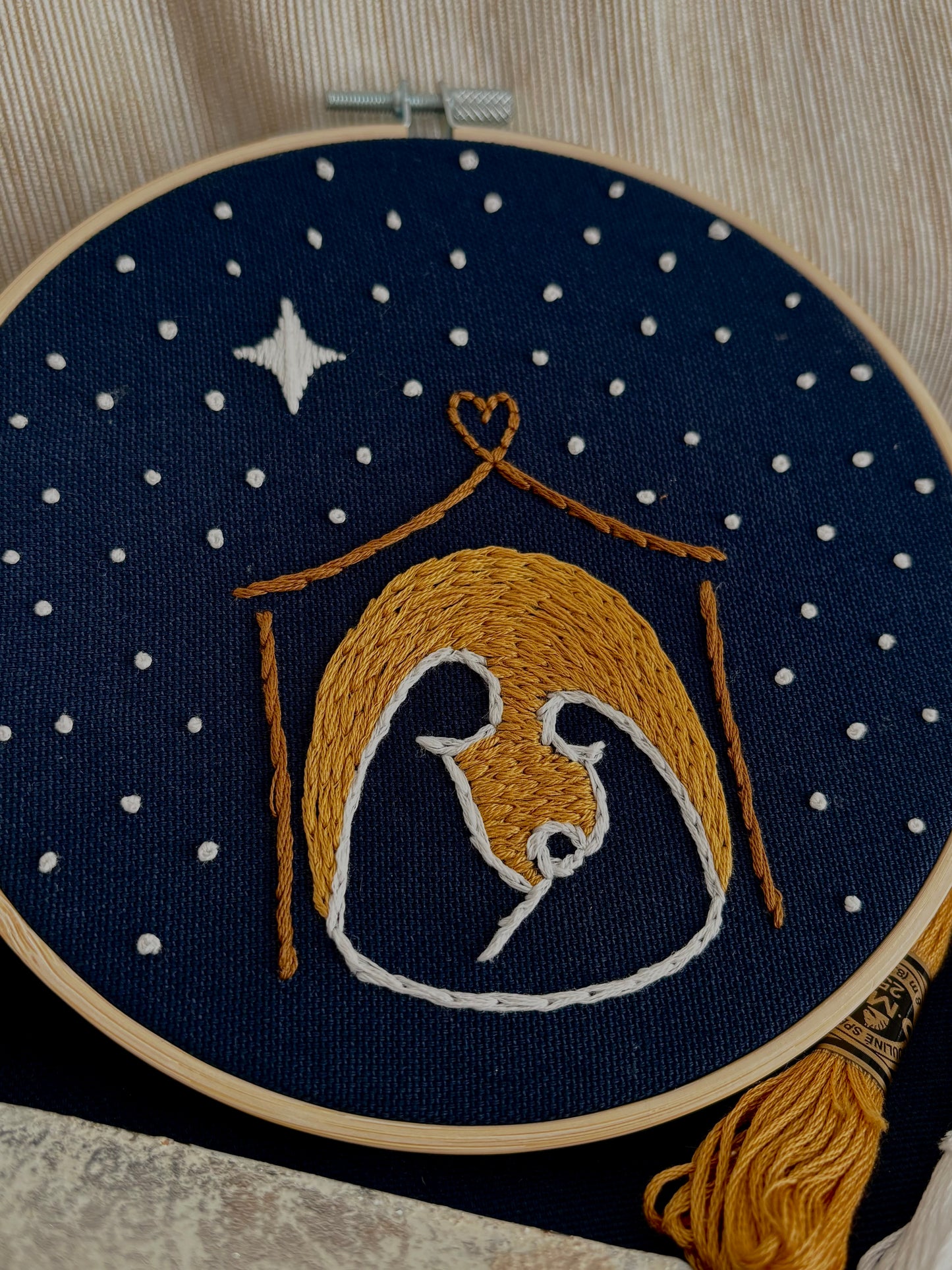 Decora tu casa con ilustración navideña bordada a mano por ti con este kit de bordado para adultos con todo el material, aro de bambú, hilos DMC, tela de algodón para bordar