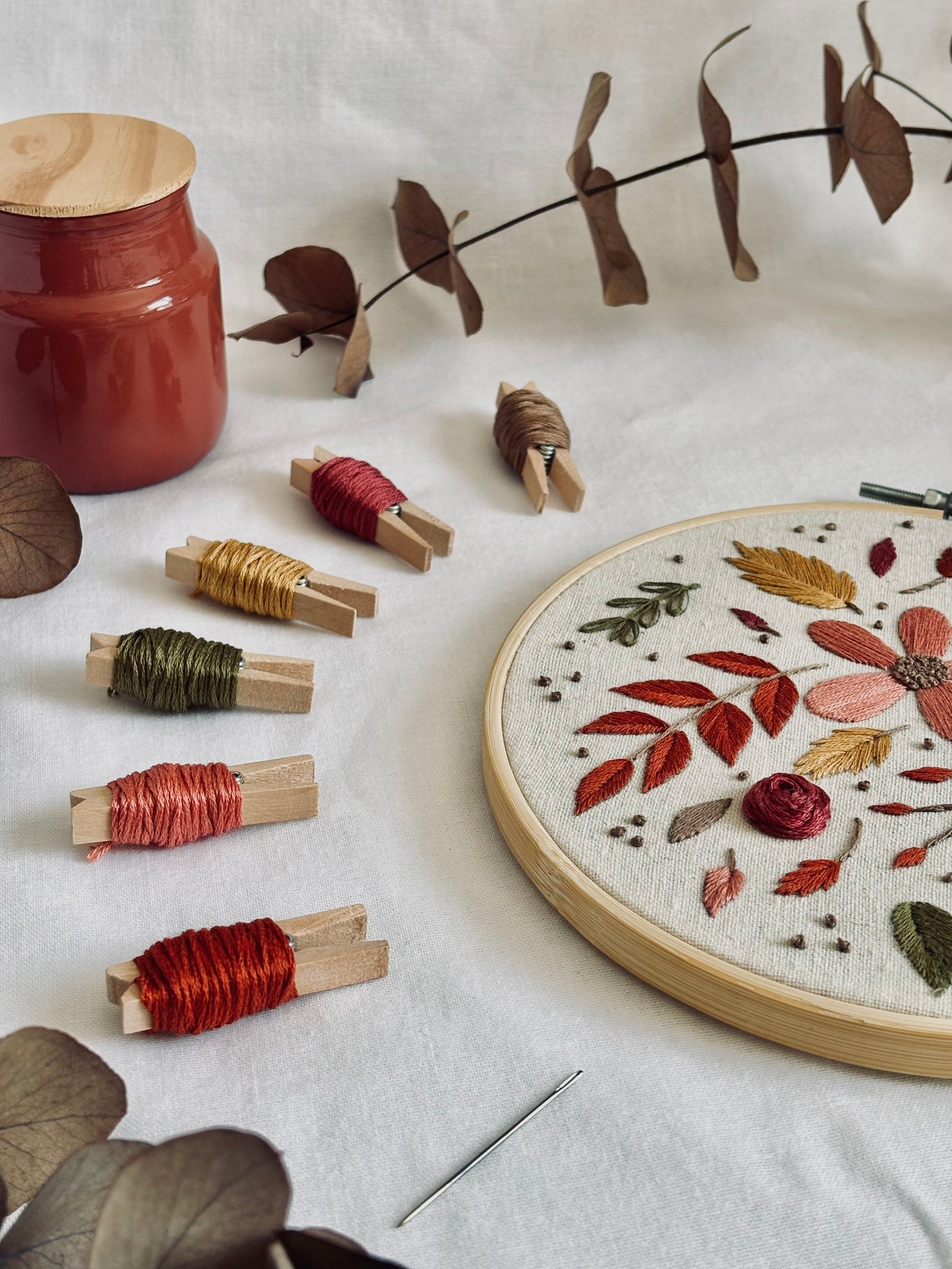 Kit de Bordado a Mano Otoño – Edición Limitada con: diseño impreso, hilos DMC, aguja y bastidor de bambú.