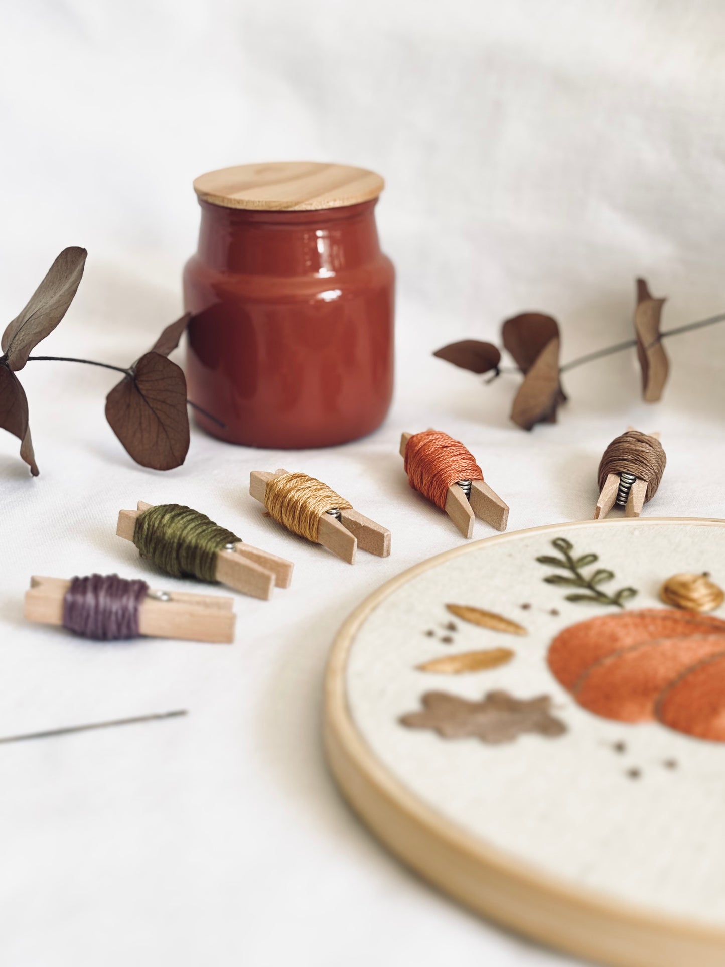 Kit de Bordado a Mano Otoño – Edición Limitada con: diseño impreso, hilos DMC, aguja y bastidor de bambú.