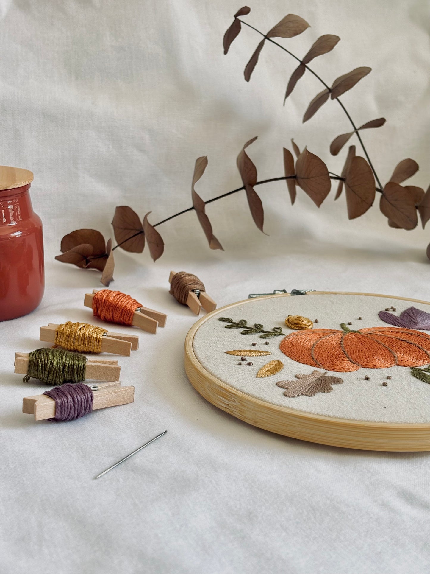 Kit de Bordado a Mano Otoño – Edición Limitada con: diseño impreso, hilos DMC, aguja y bastidor de bambú.