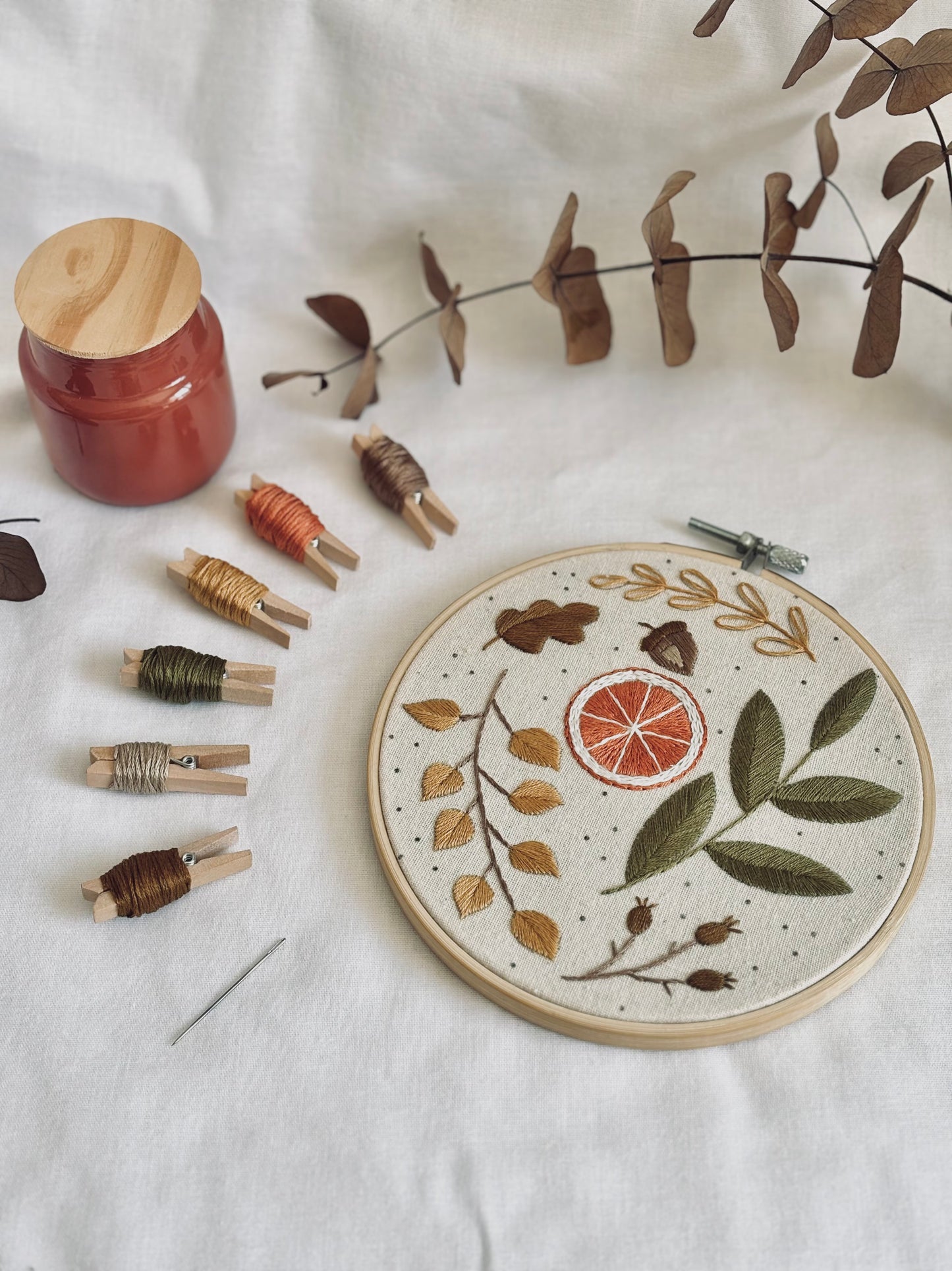 Kit de Bordado a Mano Otoño – Edición Limitada con: diseño impreso, hilos DMC, aguja y bastidor de bambú.