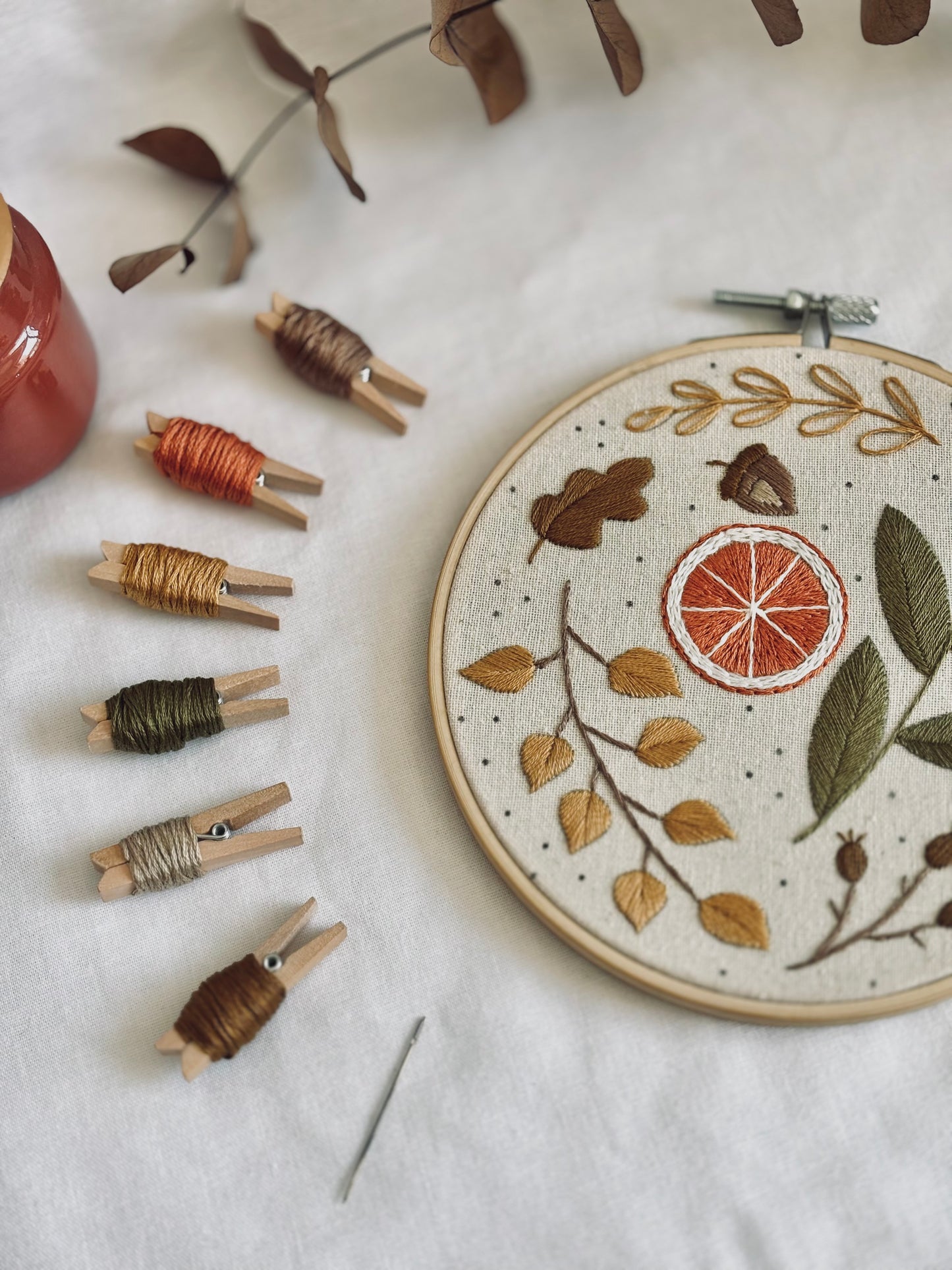 Kit de Bordado a Mano Otoño – Edición Limitada con: diseño impreso, hilos DMC, aguja y bastidor de bambú.