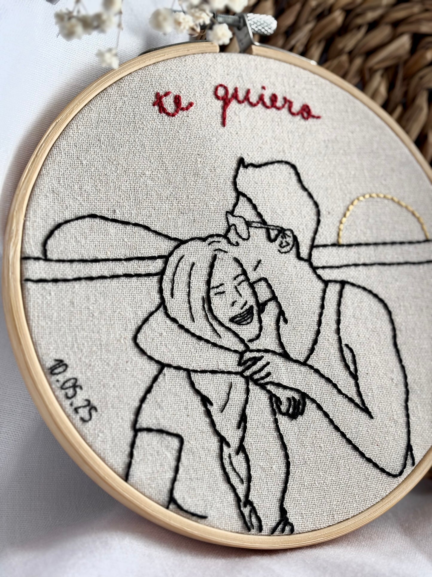 Bastidor Bordado a Mano Personalizado – Tu foto con Frase y/o Flores (15 o 20cm)
