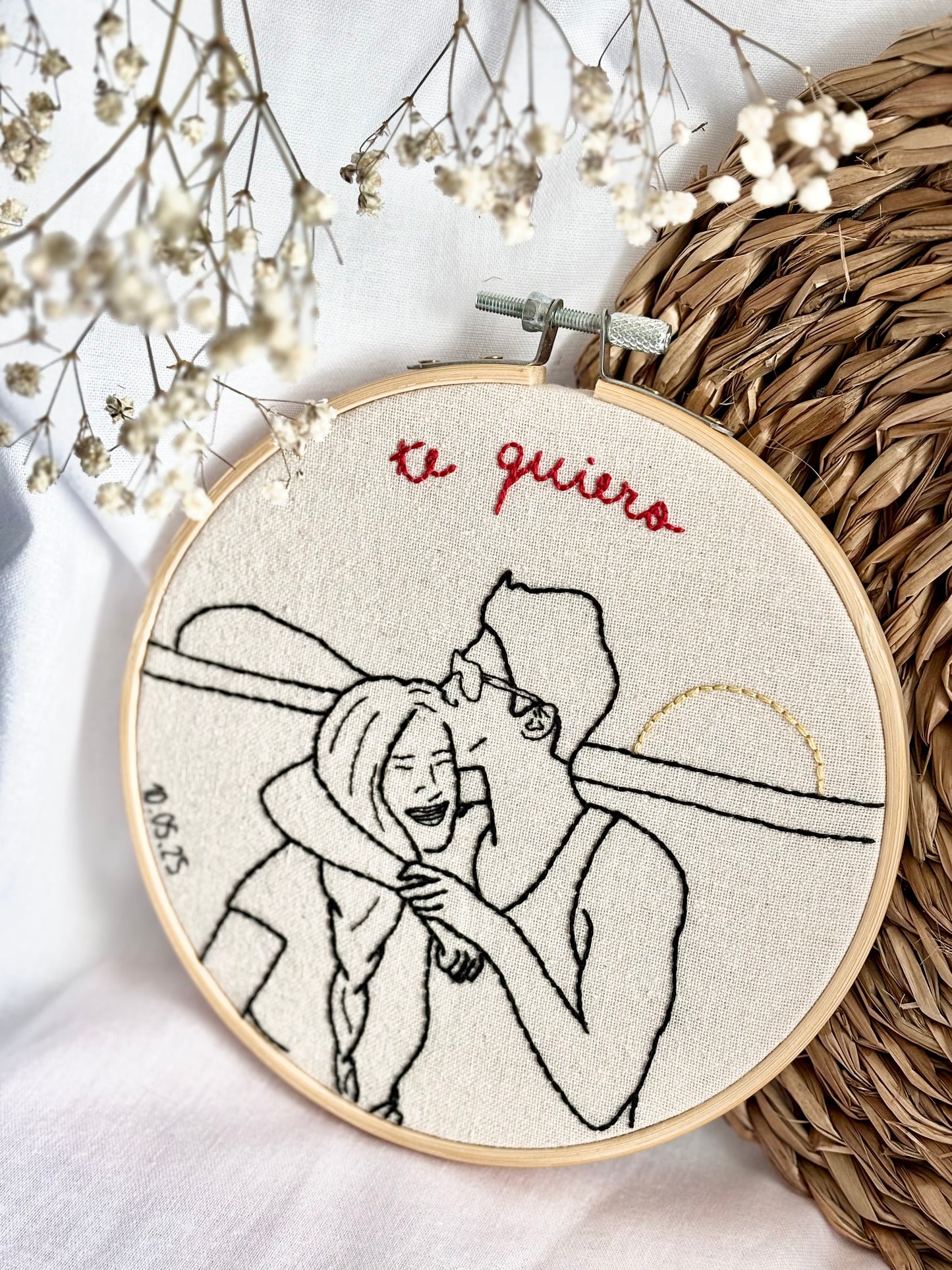 Bastidor Bordado a Mano Personalizado – Tu foto con Frase y/o Flores (15 o 20cm)