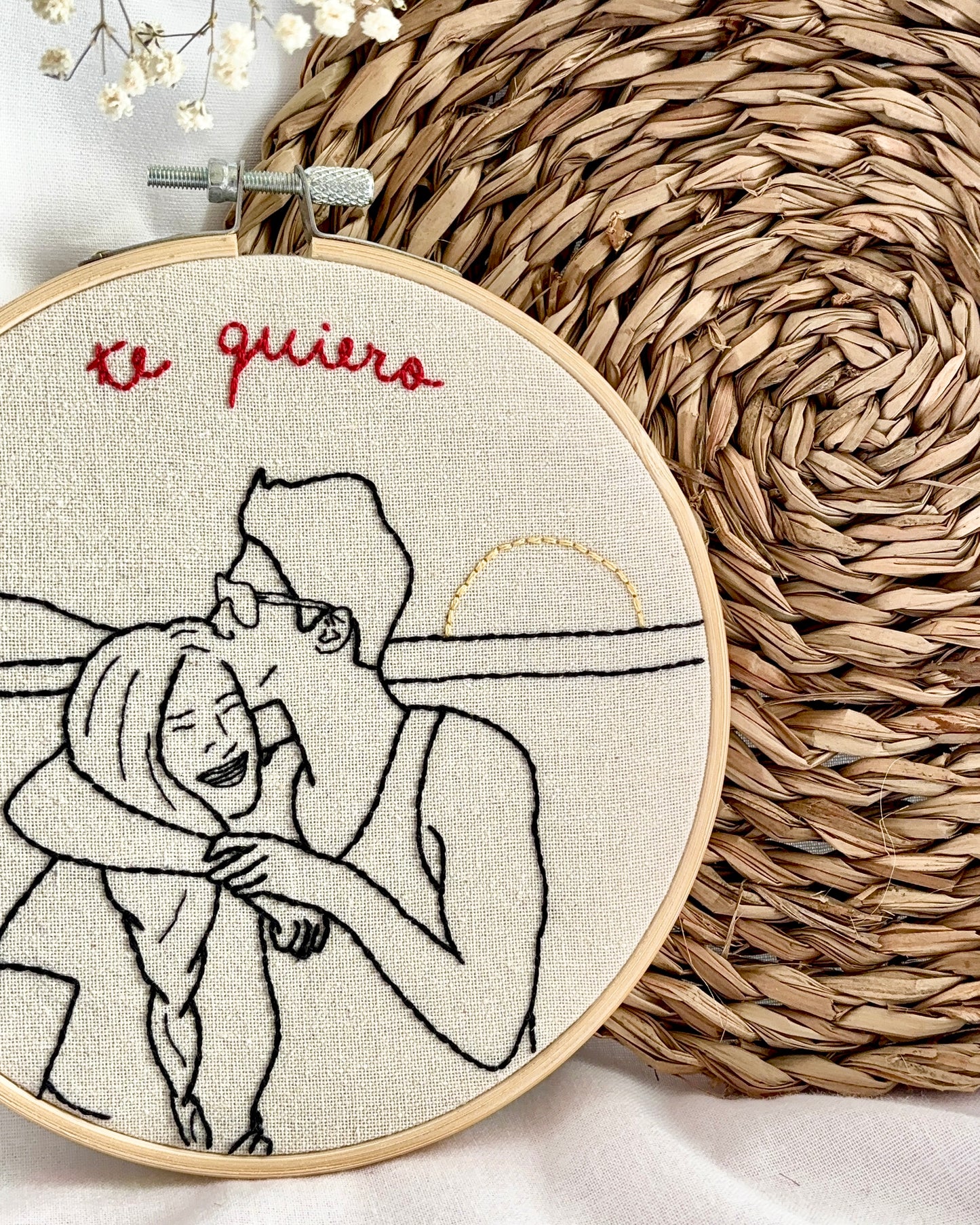 Bastidor Bordado a Mano Personalizado – Tu foto con Frase y/o Flores (15 o 20cm)