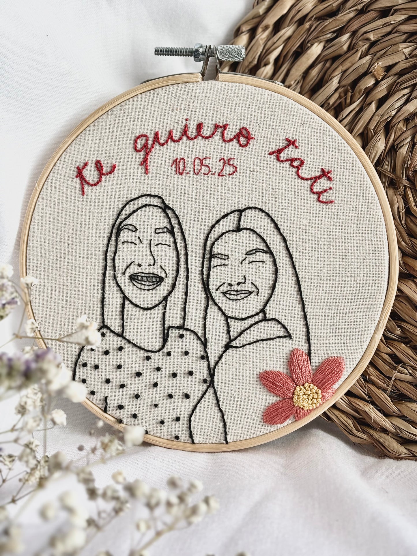 Bastidor Bordado a Mano Personalizado – Tu foto con Frase y/o Flores (15 o 20cm)
