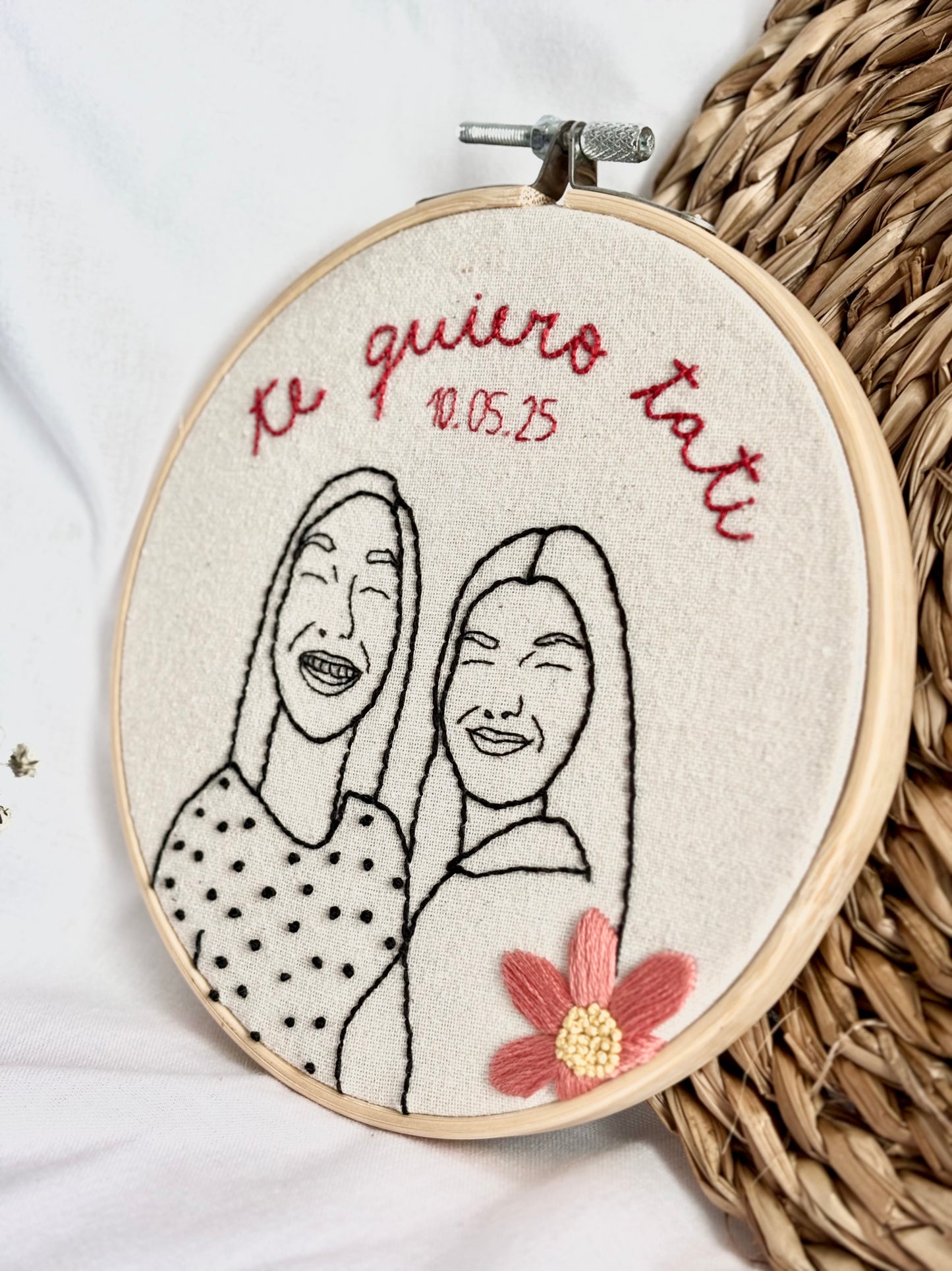 Bastidor Bordado a Mano Personalizado – Tu foto con Frase y/o Flores (15 o 20cm)