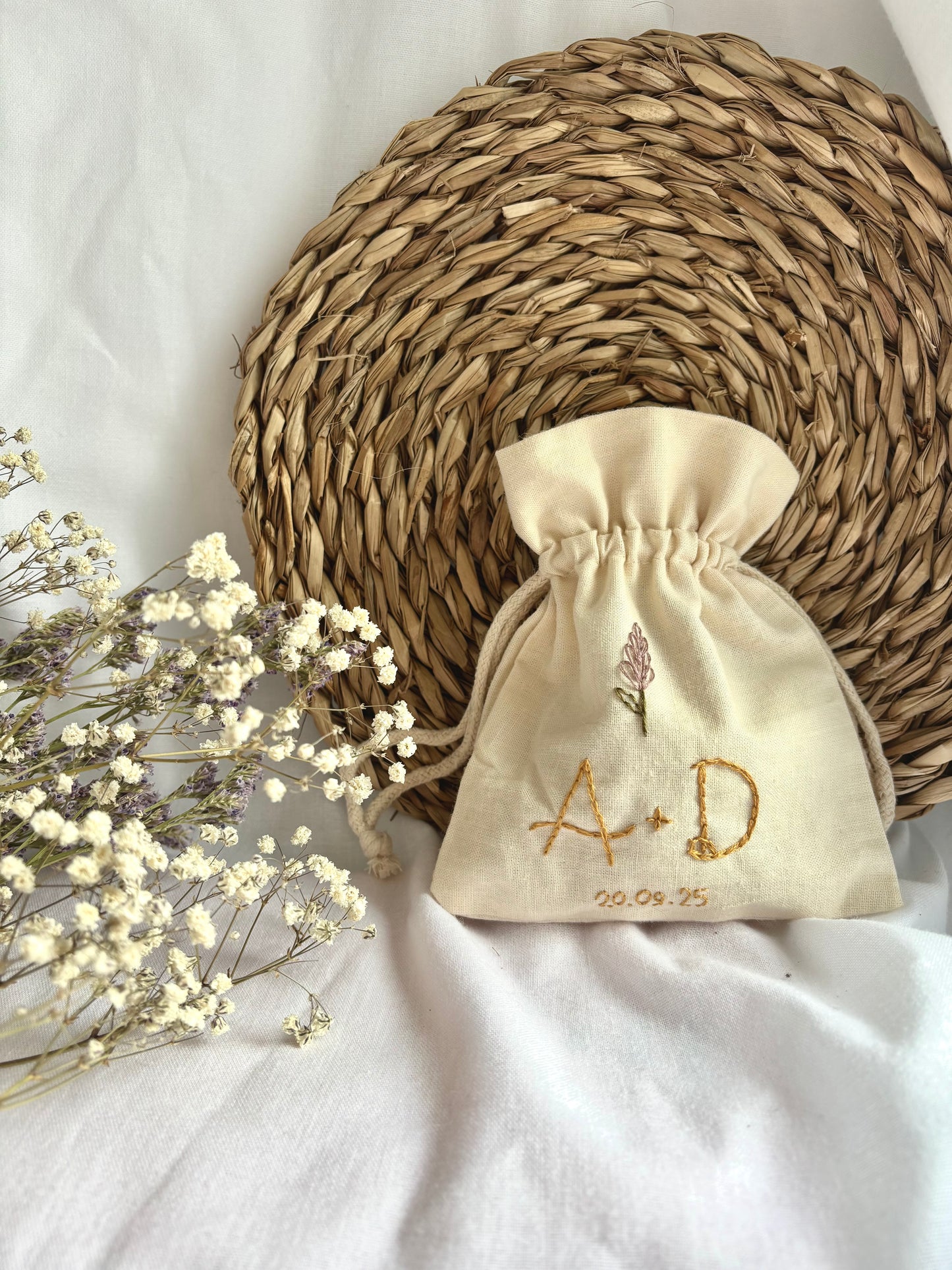 Saquito de Algodón Bordado para Arras de Boda – Personalizado con Iniciales, Fecha y Motivo Floral