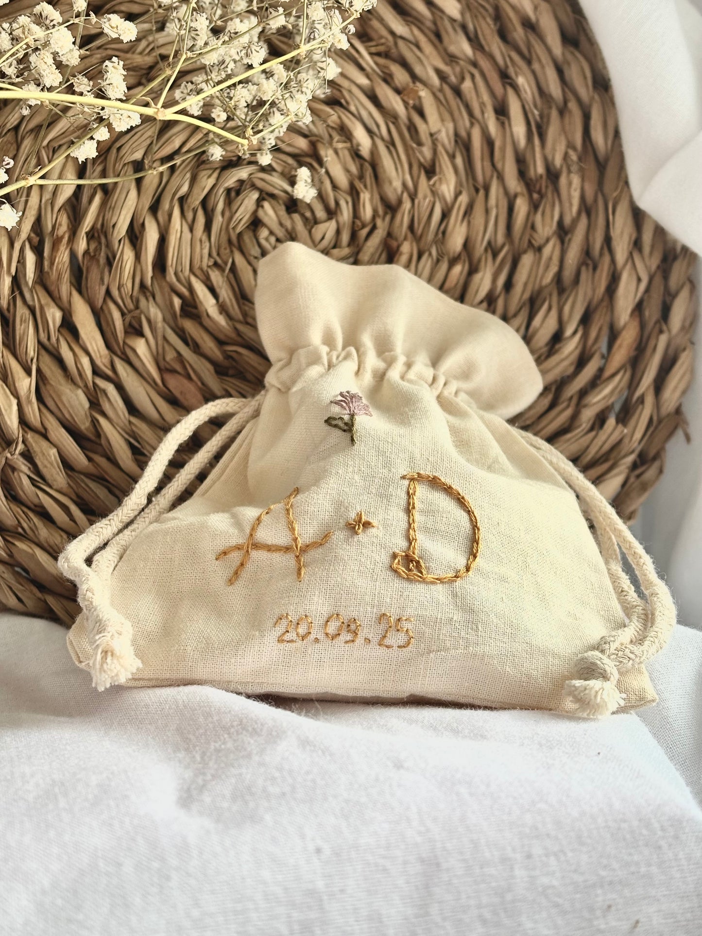 Saquito de Algodón Bordado para Arras de Boda – Personalizado con Iniciales, Fecha y Motivo Floral