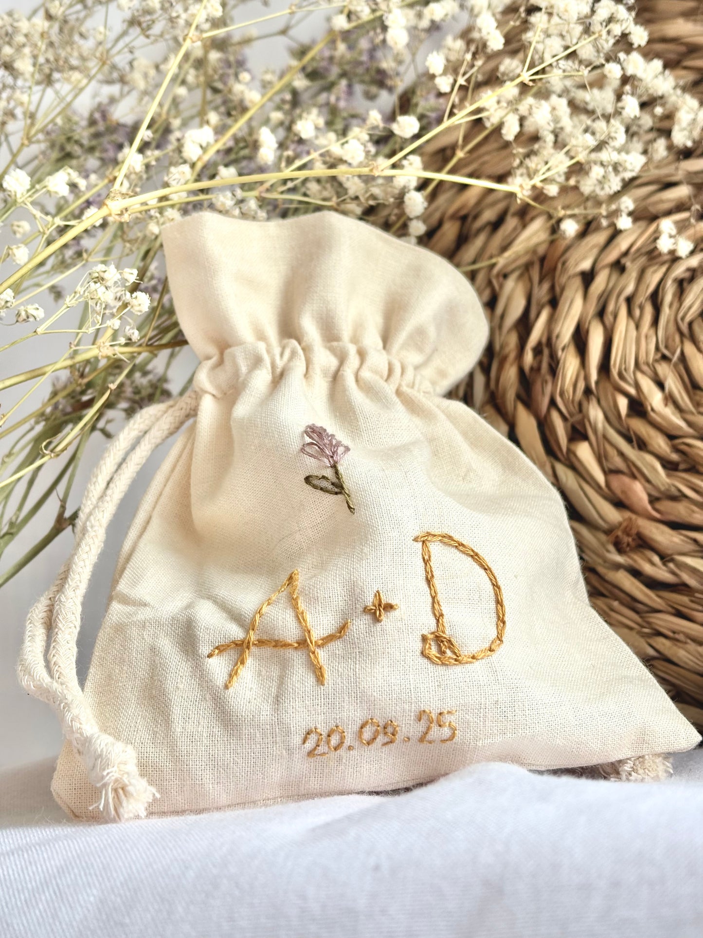 Saquito de Algodón Bordado para Arras de Boda – Personalizado con Iniciales, Fecha y Motivo Floral