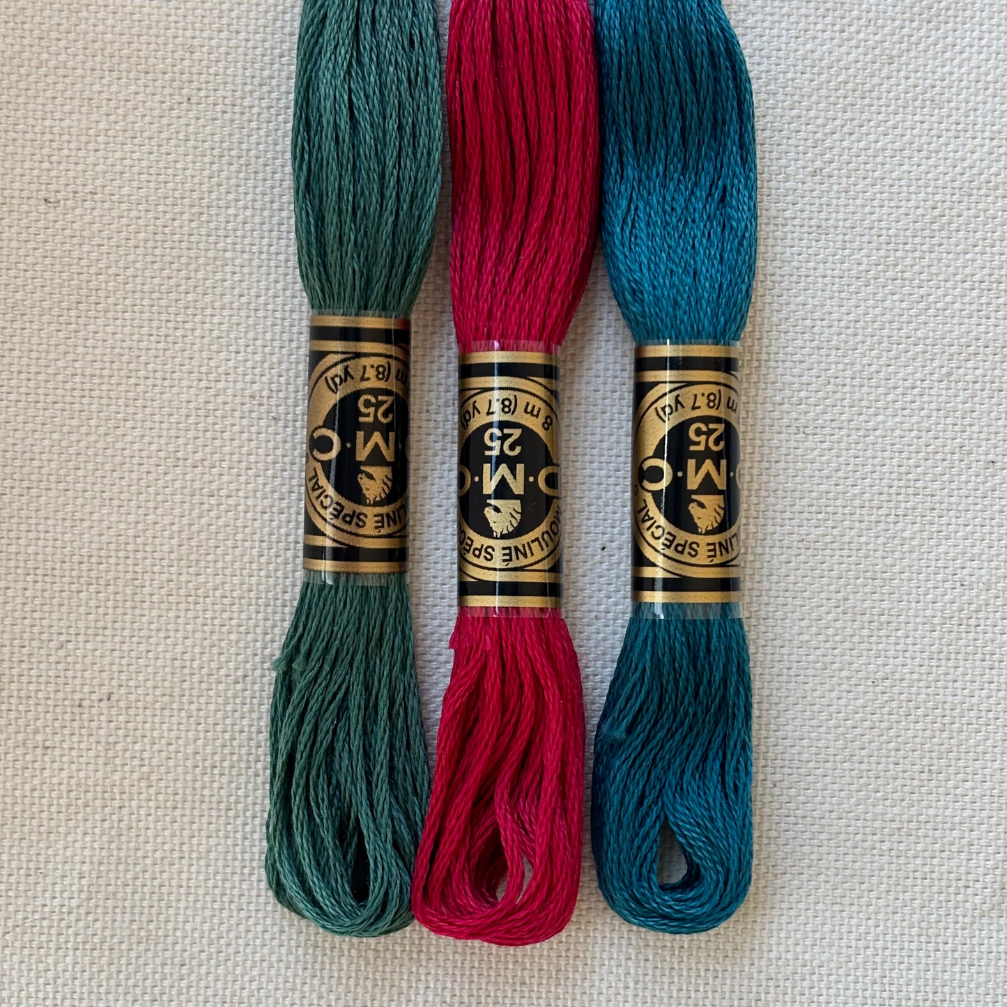 Paleta de hilos mouliné DMC en colores intensos y contrastados, ideal para bordado contemporáneo, kits de bordado y proyectos handmade con personalidad y estilo único.