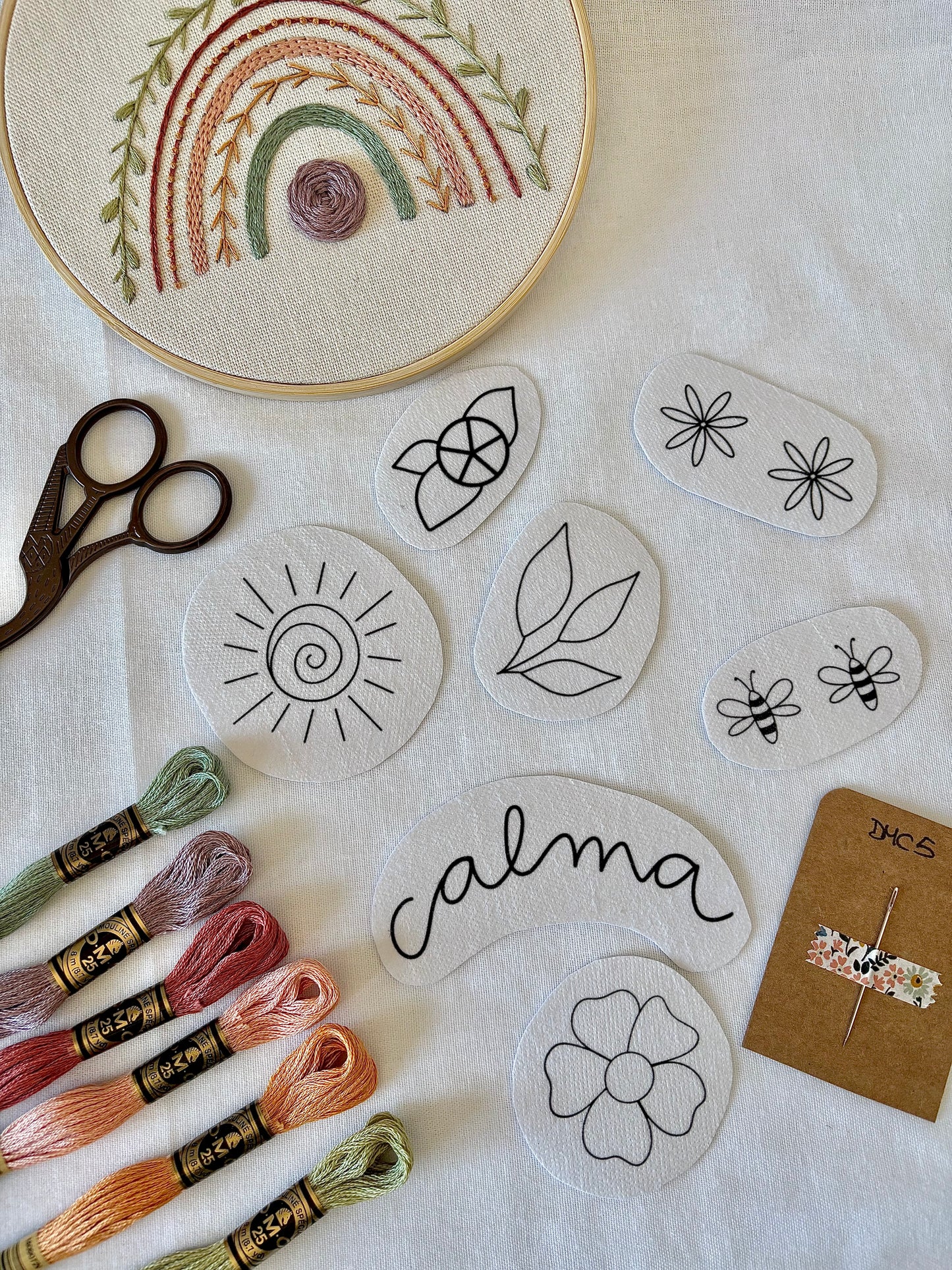 Pack de estabilizadores de bordado adhesivos solubles al agua con diseños para bordar flores, hojas, sol, abejas...
Los adhesivos de bordado sirven para bordar todo tipo de telas pero son ideales para bordar telas oscuras o gruesas.