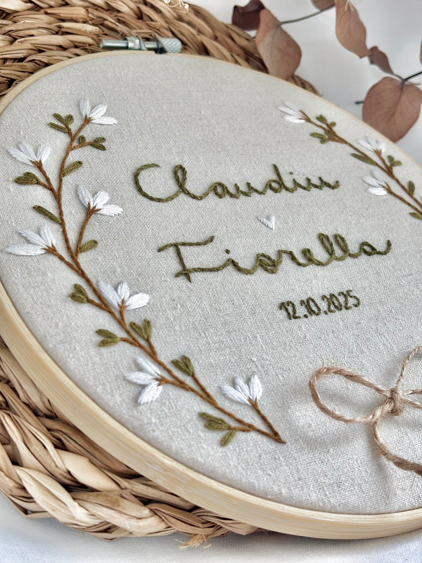 Bastidor Porta Alianzas Bordado a Mano – Soporte para Anillos de Boda Personalizado