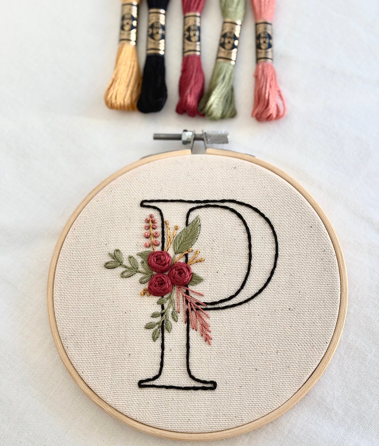 Kit de Bordado DIY – Kit de Bordado a Mano con Letra Floral