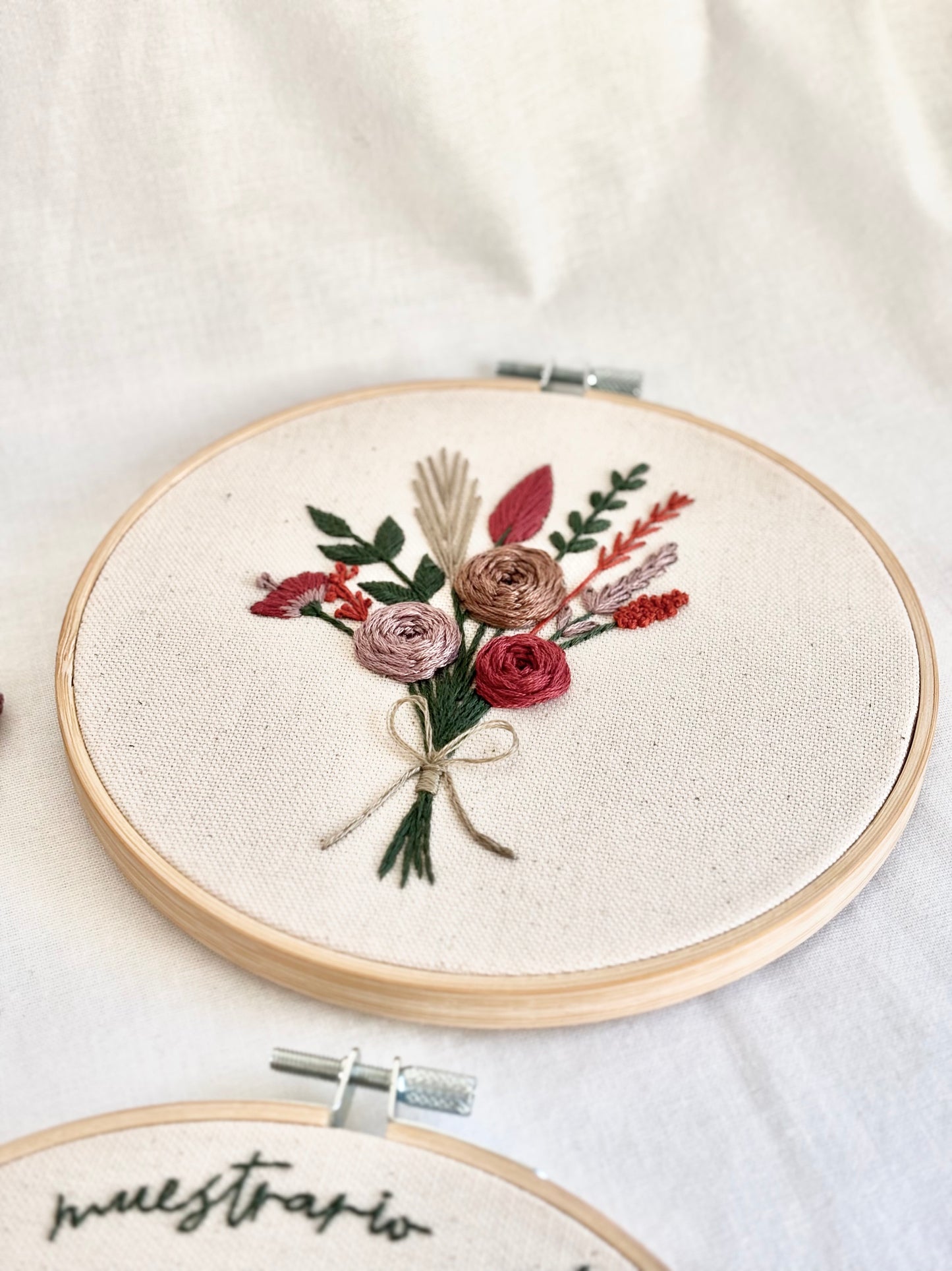 Kit de bordado a mano para principiantes dúo con muestrario de puntadas y ramo floral - Kit DIY completo