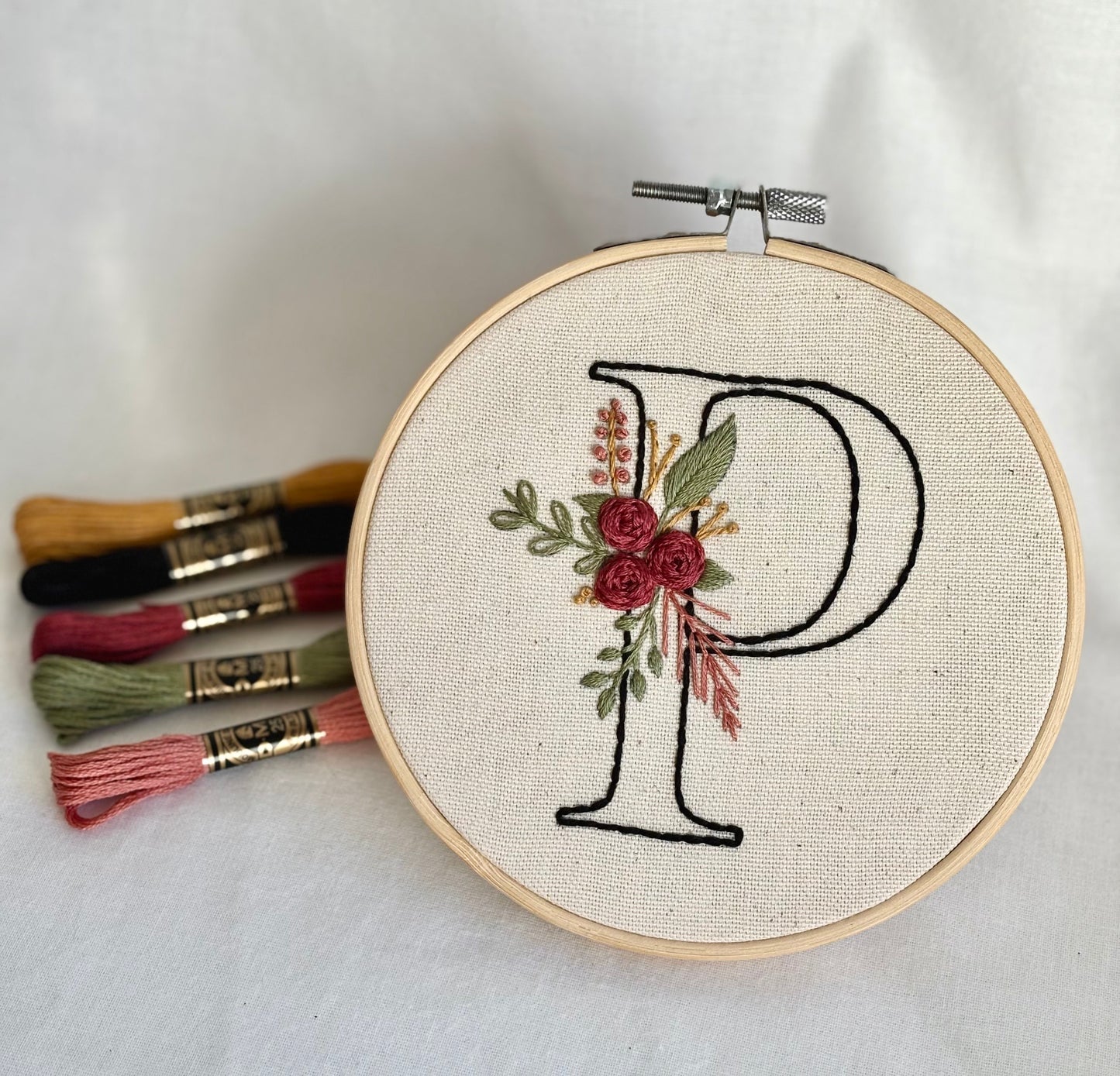 Kit de Bordado DIY – Kit de Bordado a Mano con Letra Floral