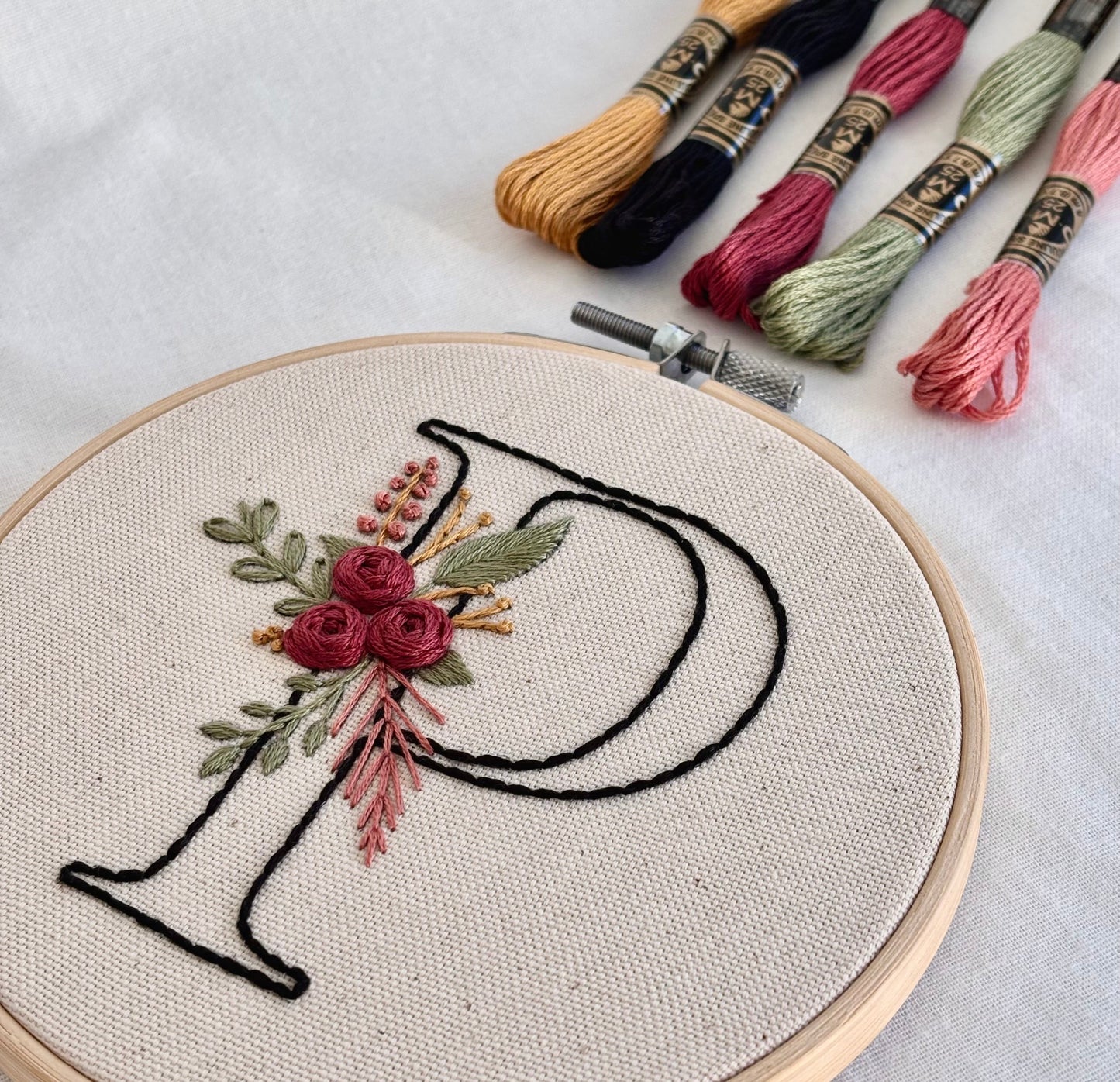 Kit de Bordado DIY – Kit de Bordado a Mano con Letra Floral