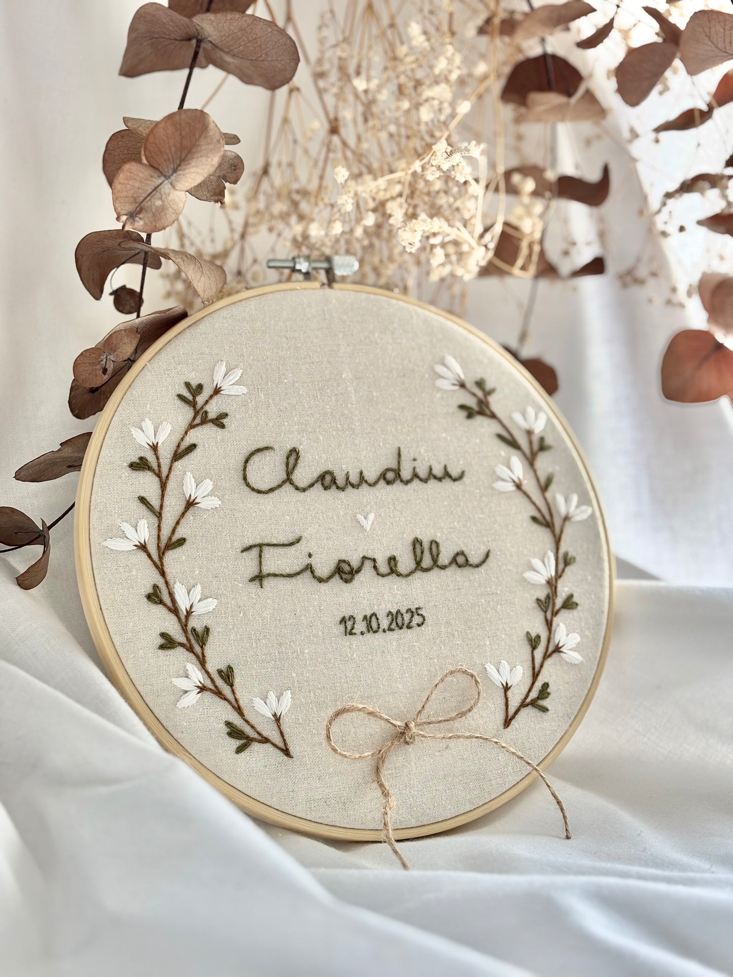 Bastidor Porta Alianzas Bordado a Mano – Soporte para Anillos de Boda Personalizado