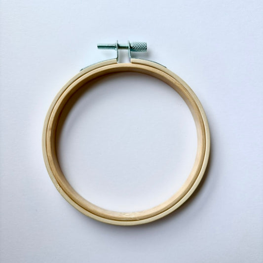 Marco de bambú para bordado a mano de 4 inches fácil de usar y con tensión precisa para telas de algodón. Su tamaño es ideal para llevar a cualquier lugar tus proyectos de bordado, de costura, de upcycling y de DIY.