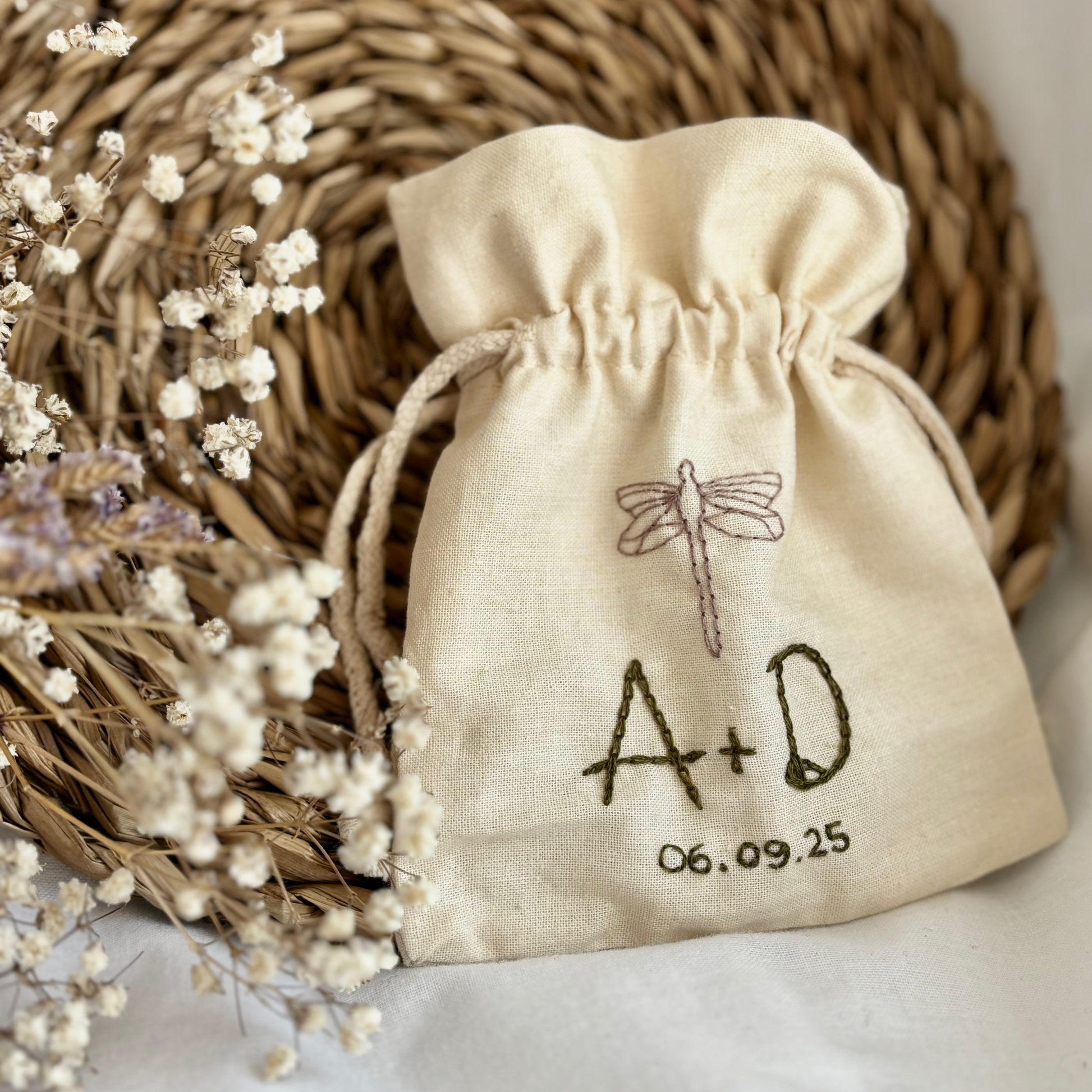Saquito de arras de boda personalizado con iniciales bordadas a mano y libelula. Hecho a mano en España.