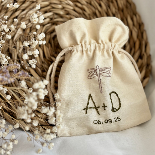 Saquito de arras de boda personalizado con iniciales bordadas a mano y libelula. Hecho a mano en España.