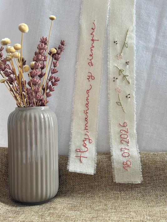 Cinta de ramo de novia bordada a mano con detalles florales y frase personalizada. 