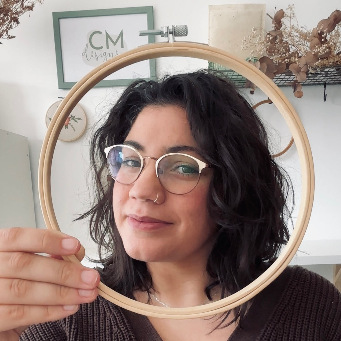 Mia, propietaria de la tienda online de material de bordado, kits DIY para prinicipiantes y patrones digitales de bordado a mano