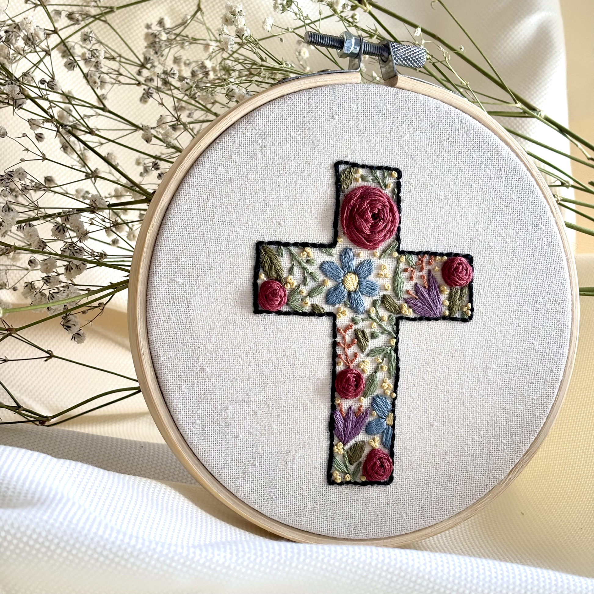 Diseño de bordado floral con cruz. Cruz bordada en bastidor decorativo. Descarga digital de patrones de bordado a mano.