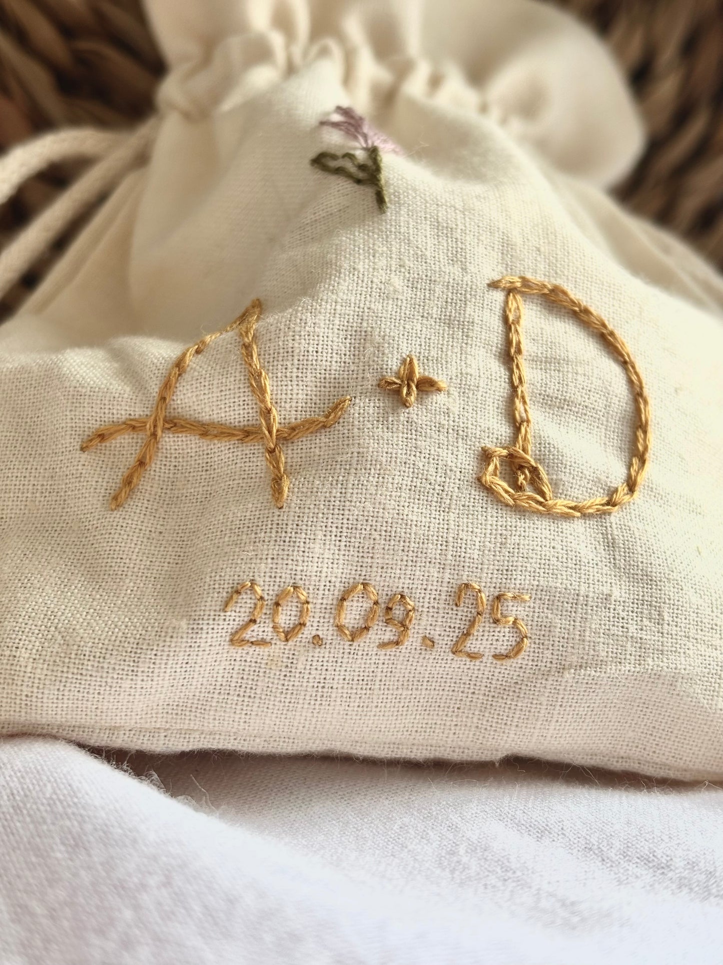 Detalle de boda bordado a mano. Saco de arras personalizado con iniciales bordadas a mano. Bodas de estilo boho, rústico, campestre... Hecho a mano en España