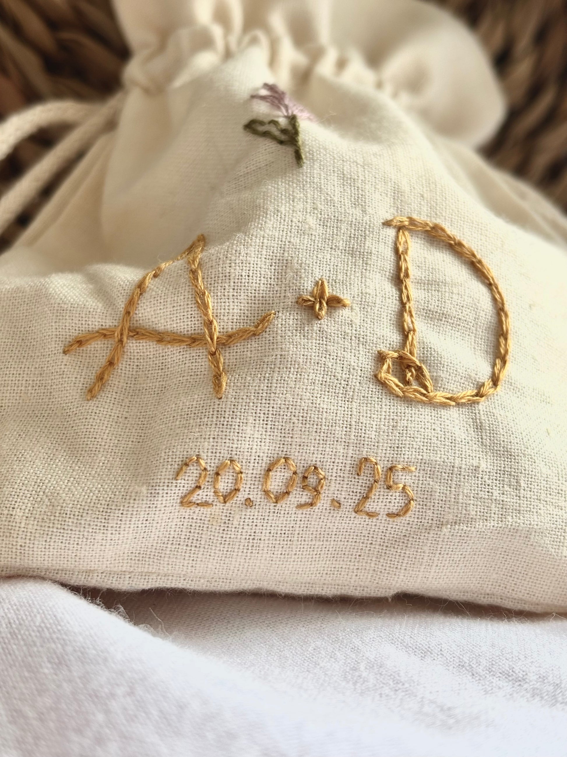 Detalle de boda bordado a mano. Saco de arras personalizado con iniciales bordadas a mano. Bodas de estilo boho, rústico, campestre... Hecho a mano en España