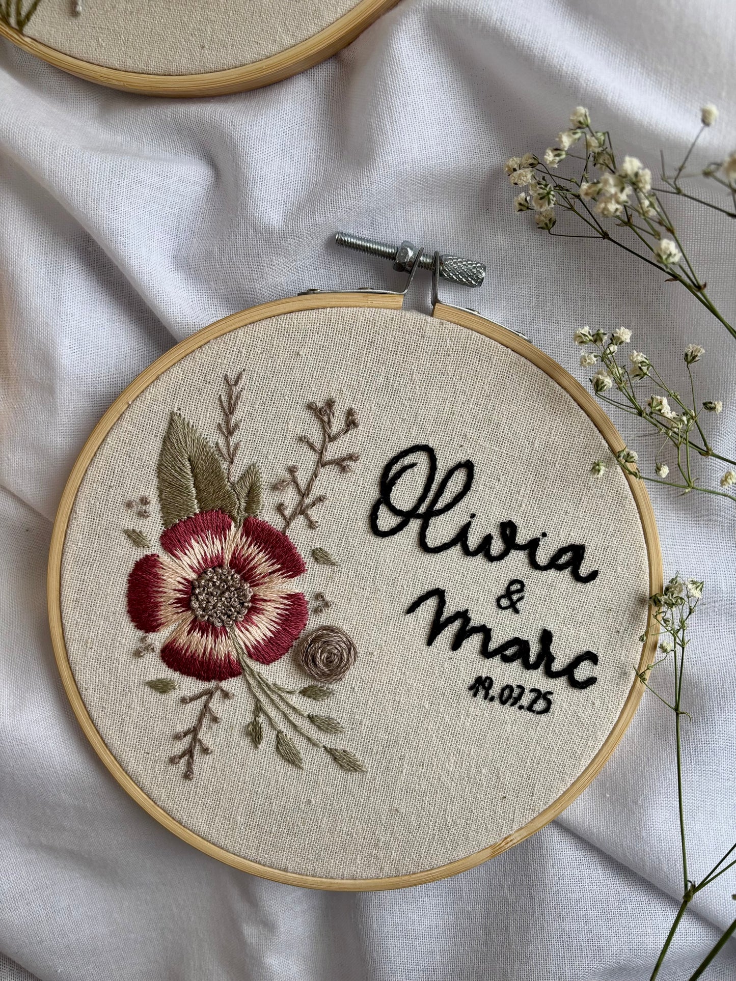 Bastidor bordado a mano como porta alianzas, diseño floral boho en algodón con nombres de los novios.