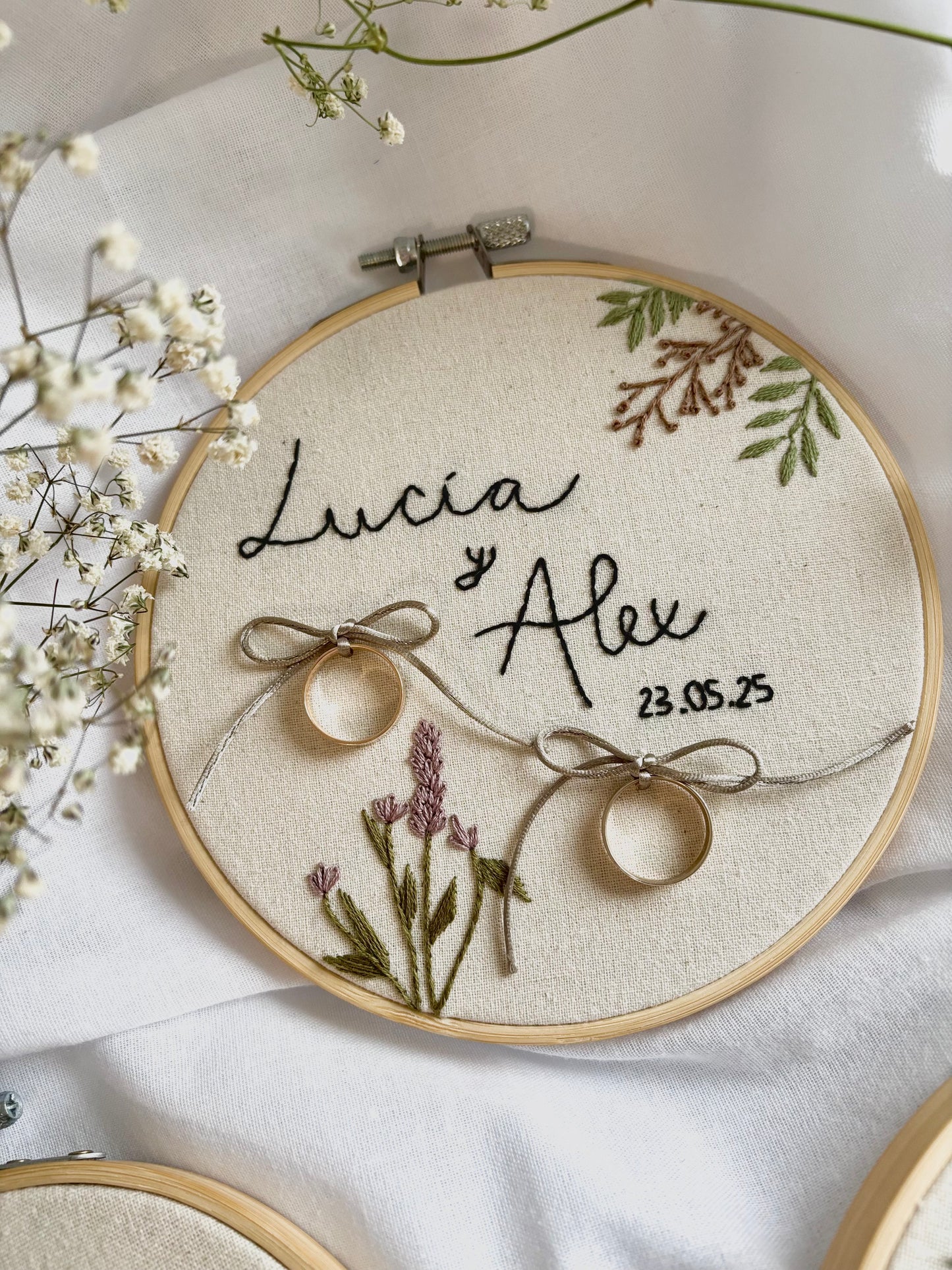 Bastidor porta alianzas para boda bordado a mano, diseño floral delicado en algodón, estilo boho y romántico.