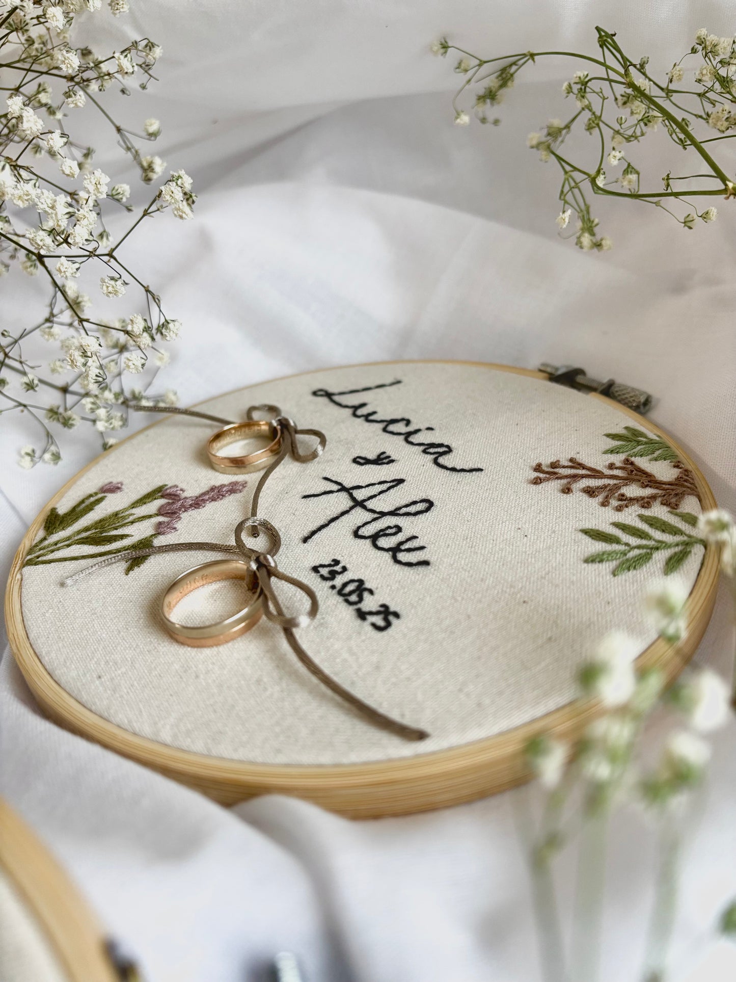 Detalle de boda personalizado: porta alianzas bordado a mano en bastidor, flores boho y tejido de algodón natural.