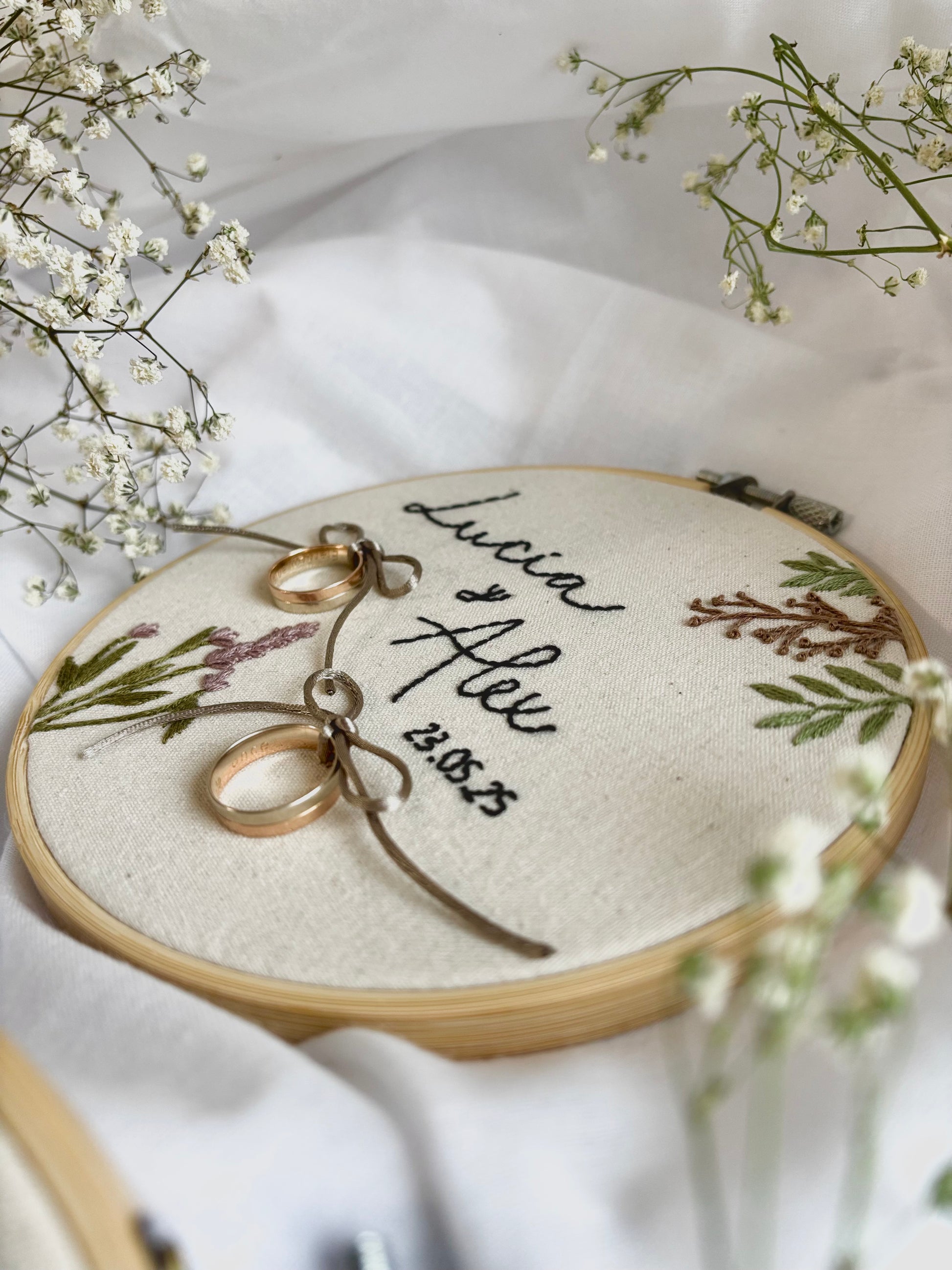 Detalle de boda personalizado: porta alianzas bordado a mano en bastidor, flores boho y tejido de algodón natural.