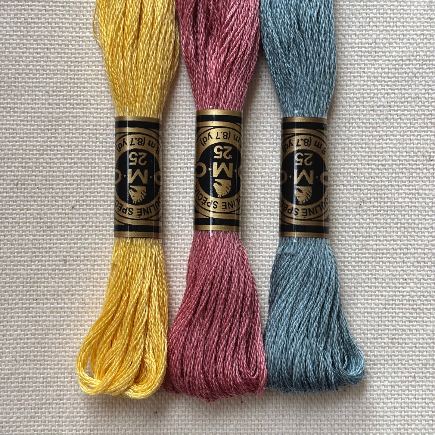 Paleta de hilos mouliné DMC en colores empolvados y elegantes, ideal para bordado decorativo, kits de bordado y proyectos handmade con estética romántica y minimalista.