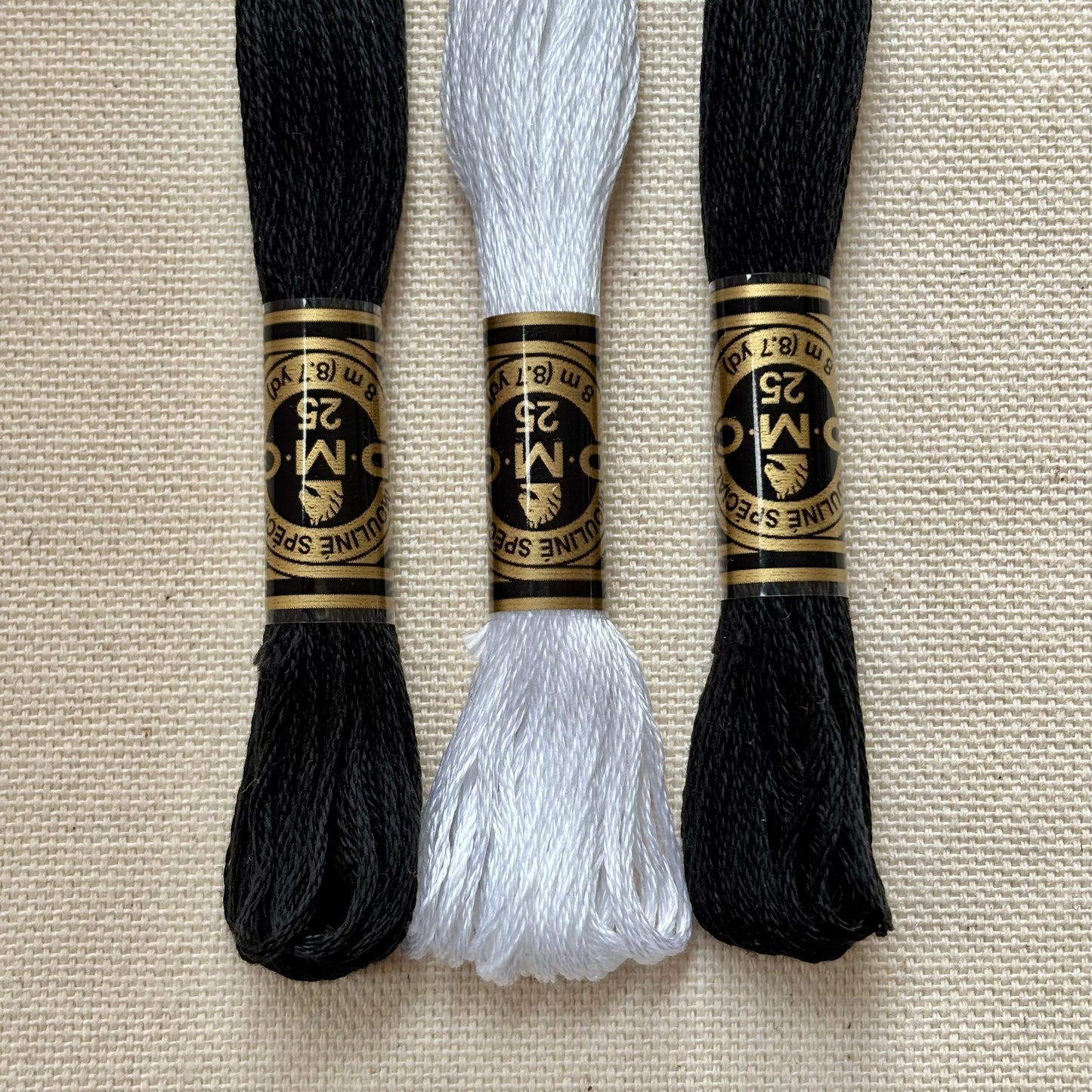 Paquete de 3 hilos para bordar a mano y para punto de cruz en color negro y blanco de la marca DMC