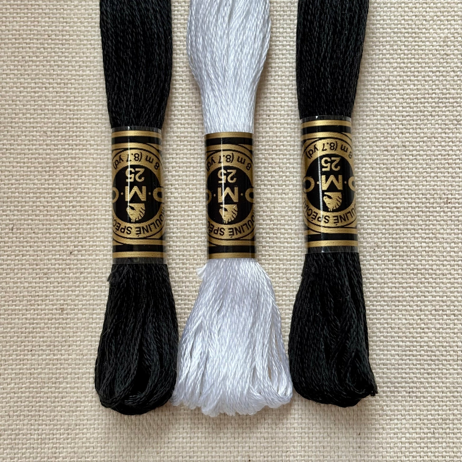 Paquete de 3 hilos para bordar a mano y para punto de cruz en color negro y blanco de la marca DMC