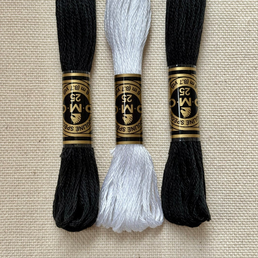 Paquete de 3 hilos para bordar a mano y para punto de cruz en color negro y blanco de la marca DMC