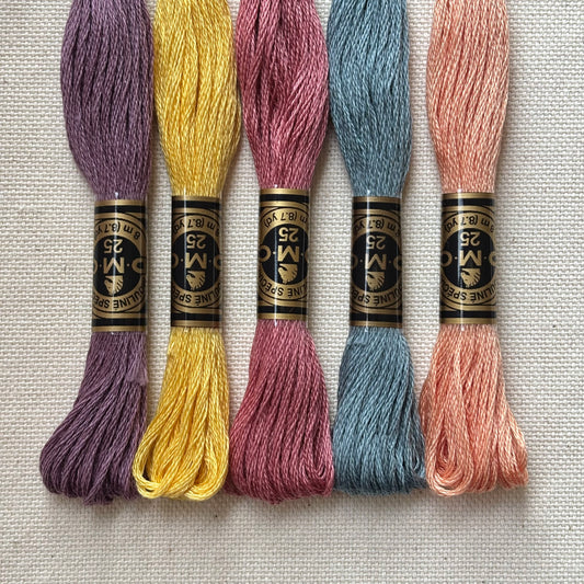 Paleta de hilos para bordar en tonos empolvados y delicados, perfecta para bordado floral y diseños románticos. Incluye mouliné DMC en colores como rosa antiguo, lavanda y melocotón, ideal para kit de bordado y material de bordado elegante.