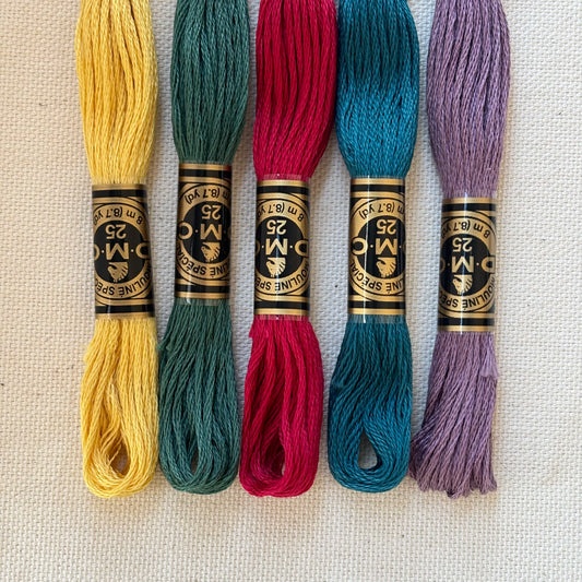 Selección de hilos para bordar en tonos vivos y naturales, perfecta para proyectos creativos y bordado floral moderno. Estos hilos mouliné DMC son ideales para kits de bordado y material de bordado con alto contraste.