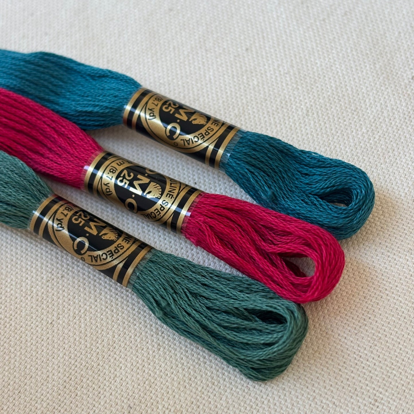 Colección de hilos para bordar en colores vibrantes inspirados en la naturaleza. Perfecta para kit de bordado DIY, patrones modernos y material de bordado para diseños originales y llamativos.