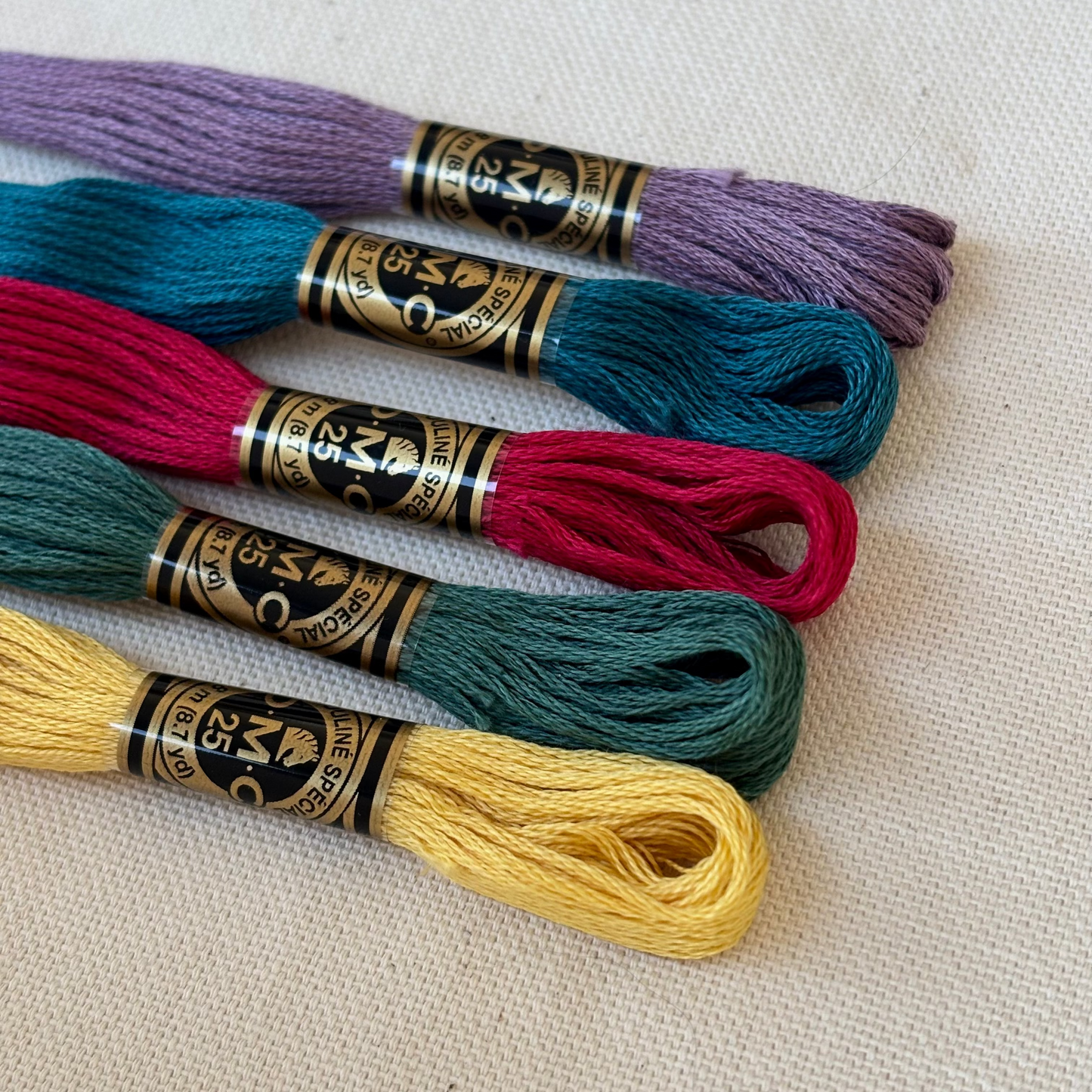 Paleta de hilos para bordar con colores intensos y contrastados como verde eucalipto, frambuesa y azul petróleo. Incluye mouliné DMC ideal para kit de bordado, bordado moderno y material de bordado llamativo.