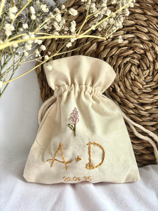 Saquito de Algodón Bordado para Arras de Boda – Personalizado con Iniciales, Fecha y Motivo Floral