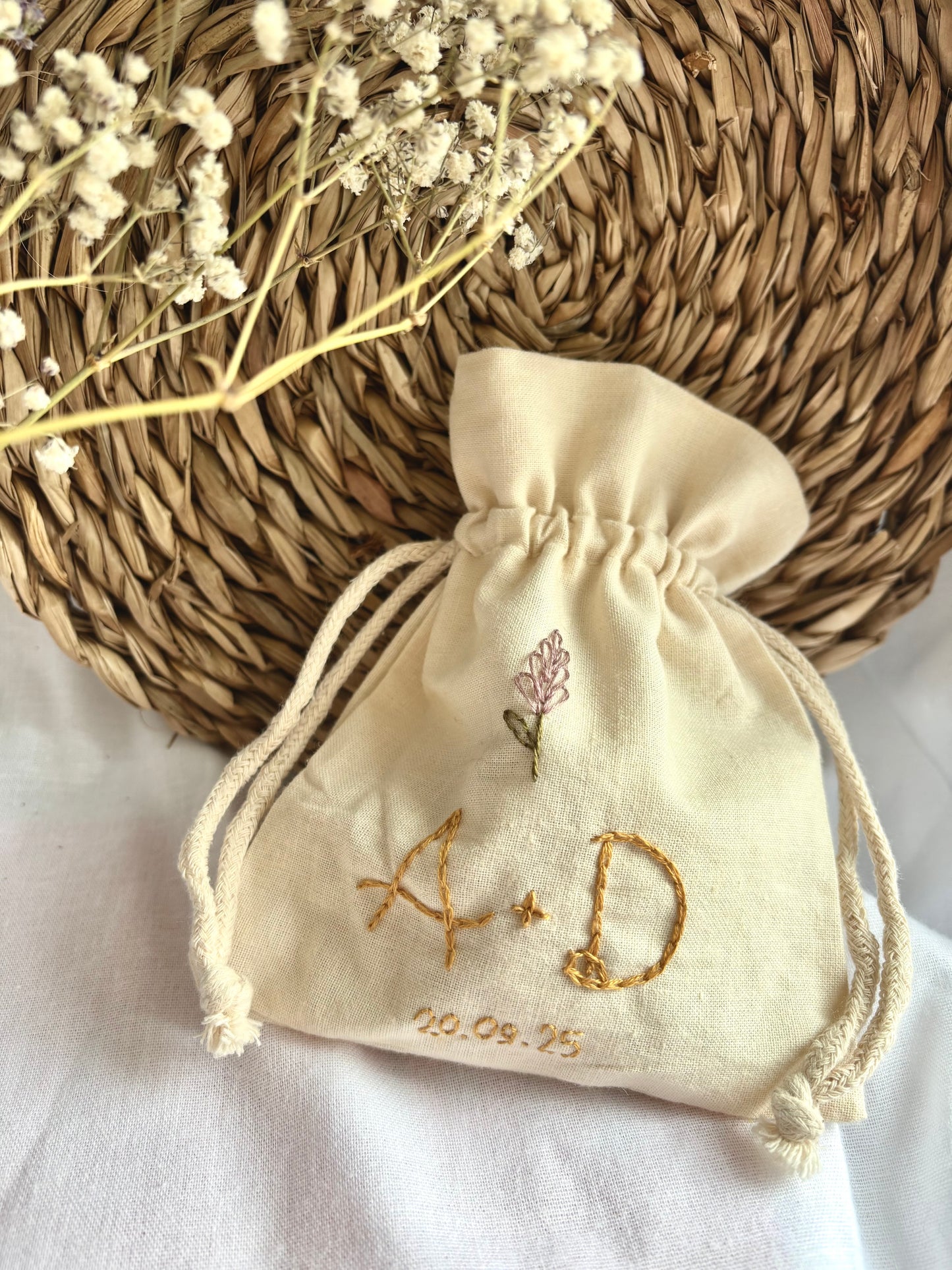 Saquito de Algodón Bordado para Arras de Boda – Personalizado con Iniciales, Fecha y Motivo Floral