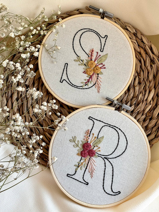 Letras bordadas a mano en bastidores de bambú. Perfectos como regalos personalizados para recién nacidos, baby showers, cumpleaños, aniversarios o eventos especiales.

✨ Hechos a mano con materiales de alta calidad
🏡 Decoración elegante para el hogar y celebraciones