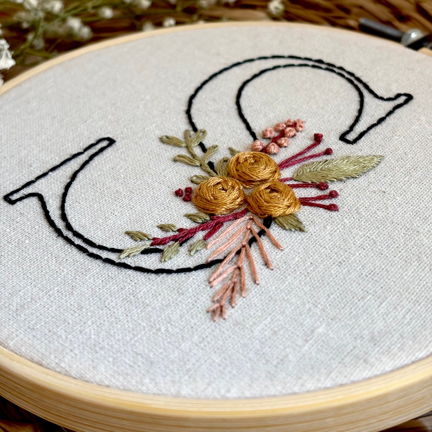 Bastidor bordado con letras personalizadas. Un detalle hecho a mano ideal para decorar habitaciones y sorprender con un regalo especial.