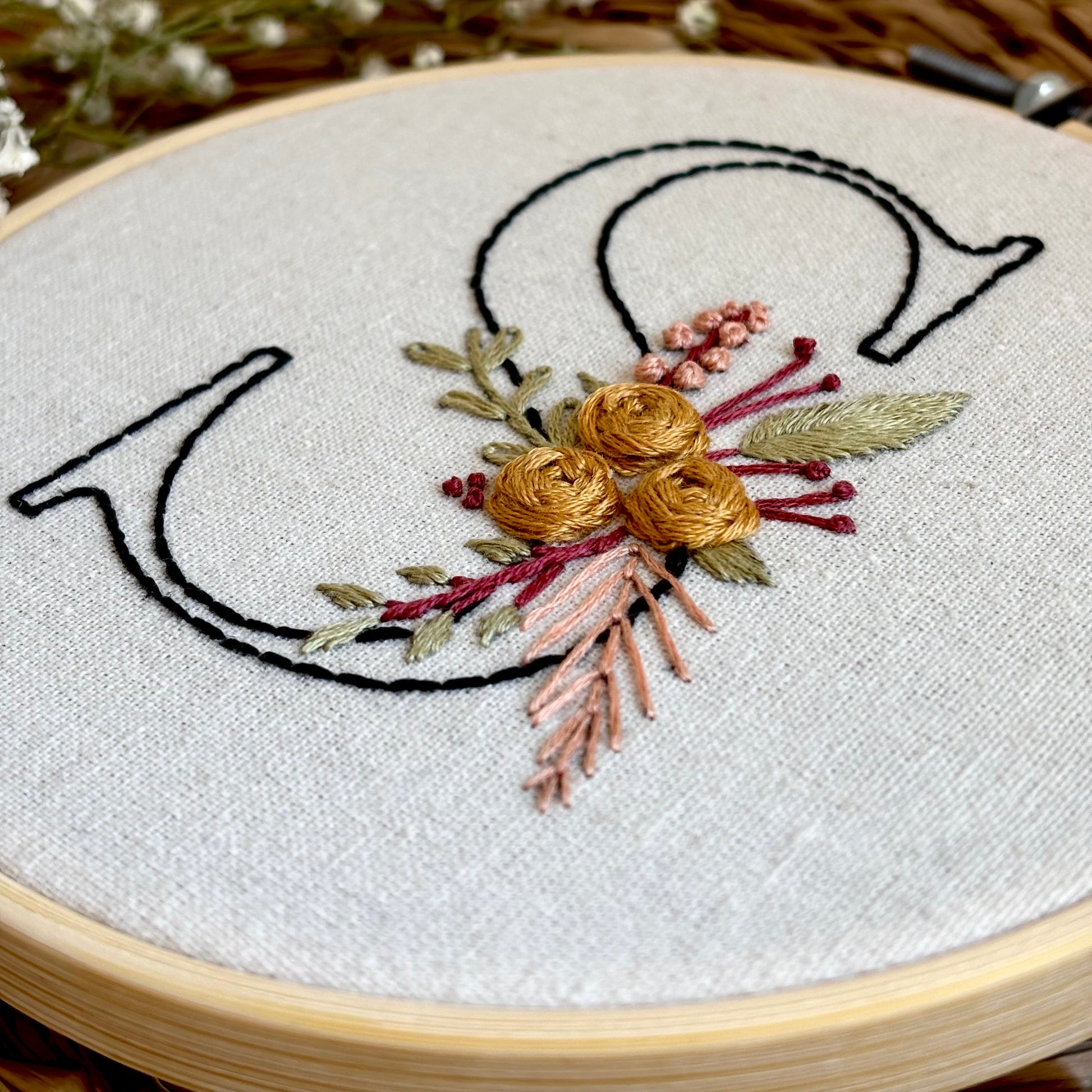 Bastidor bordado con letras personalizadas. Un detalle hecho a mano ideal para decorar habitaciones y sorprender con un regalo especial.